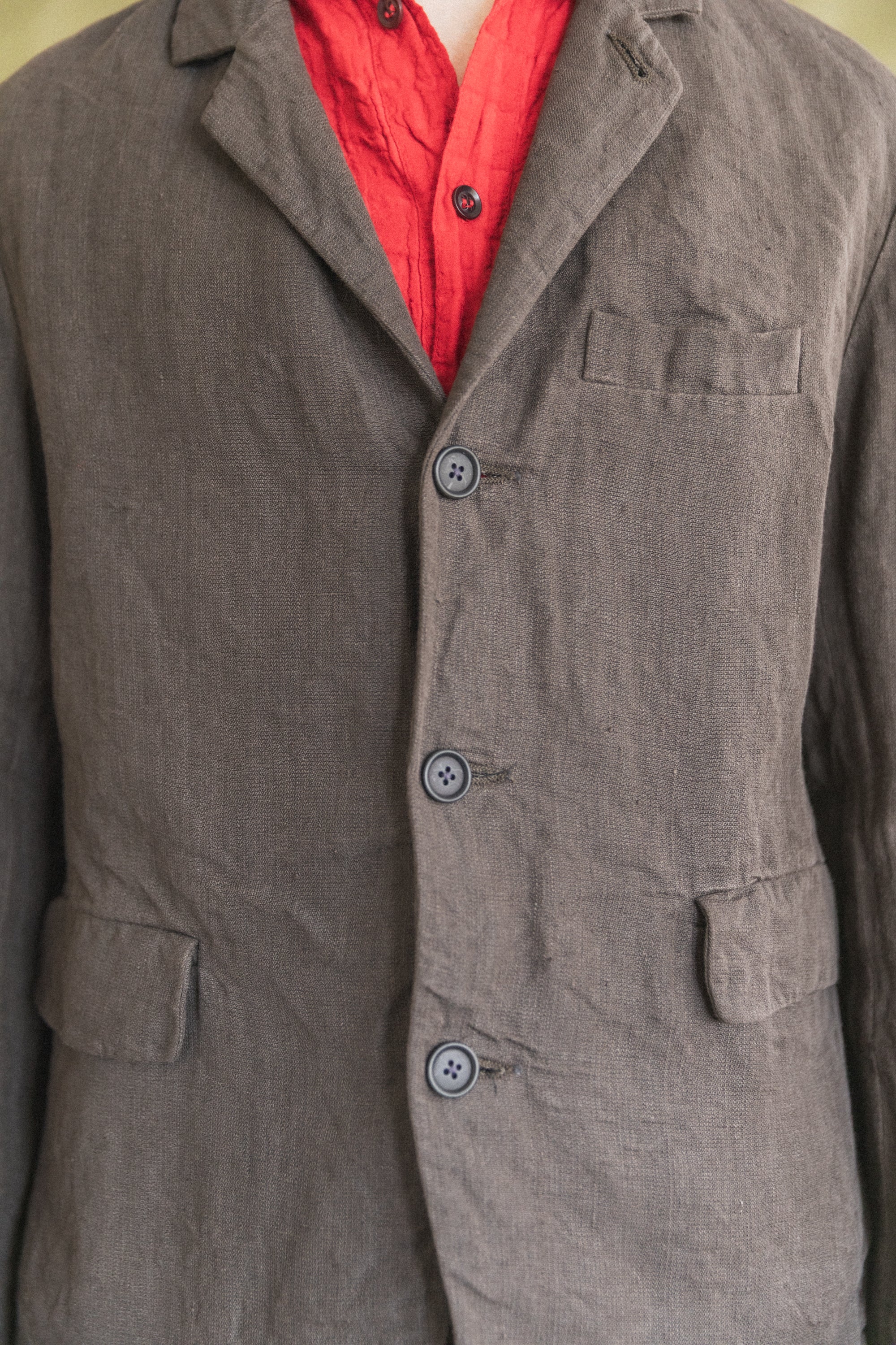 THREE BUTTON JACKET IN SHALE GREY DOBBY WEAVE HEMP