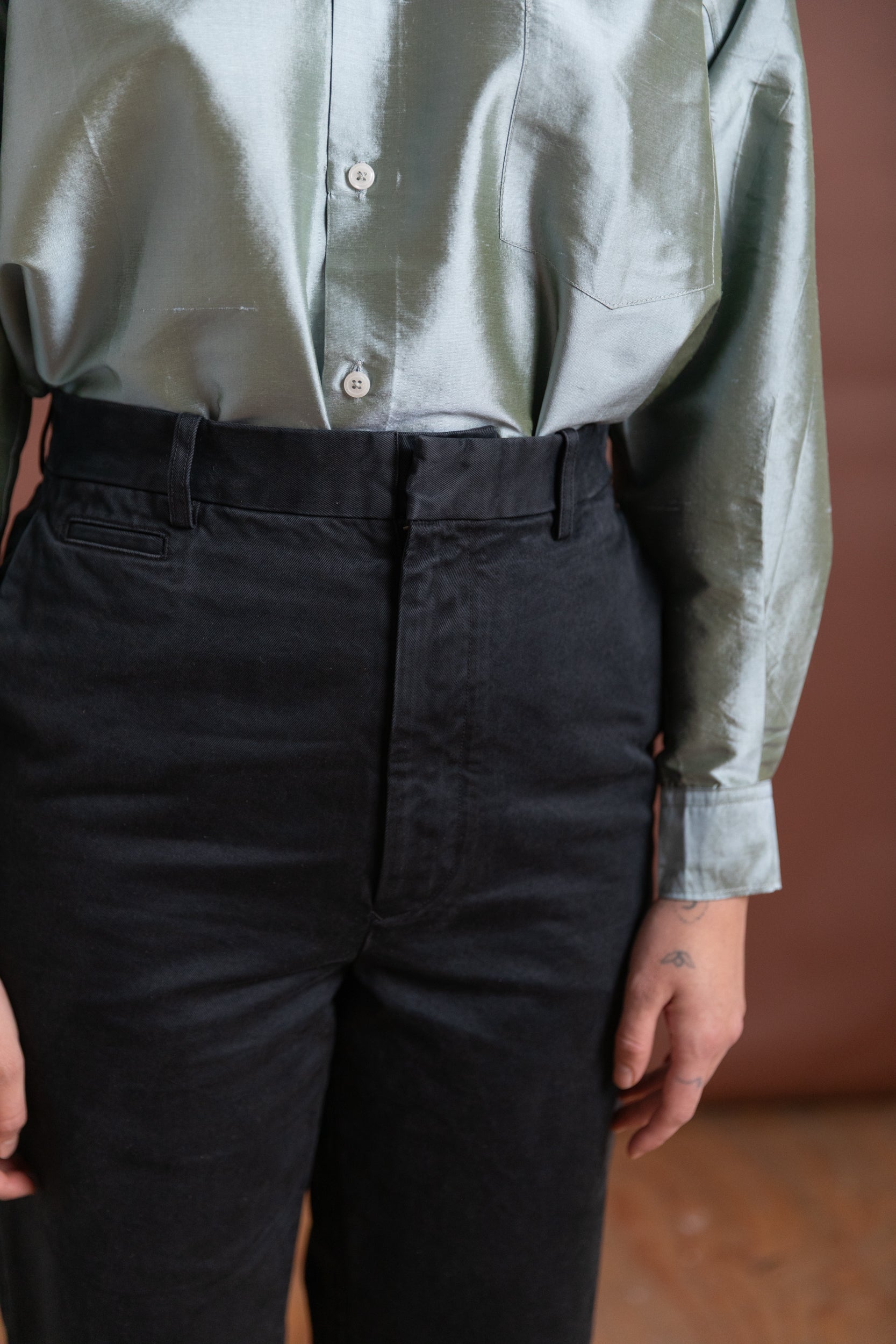 PRODUCT DYED FINX CHINO NARROW PANTS IN BLACK