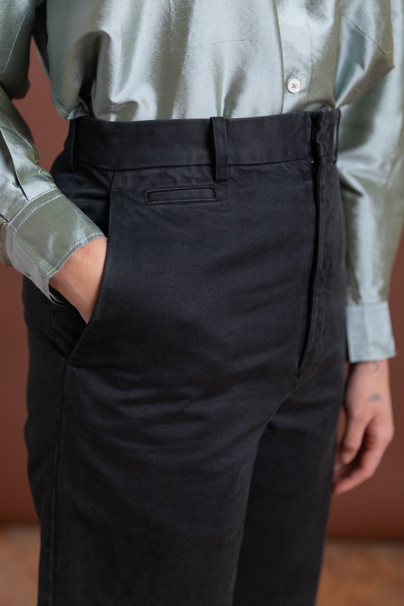 PRODUCT DYED FINX CHINO NARROW PANTS IN BLACK