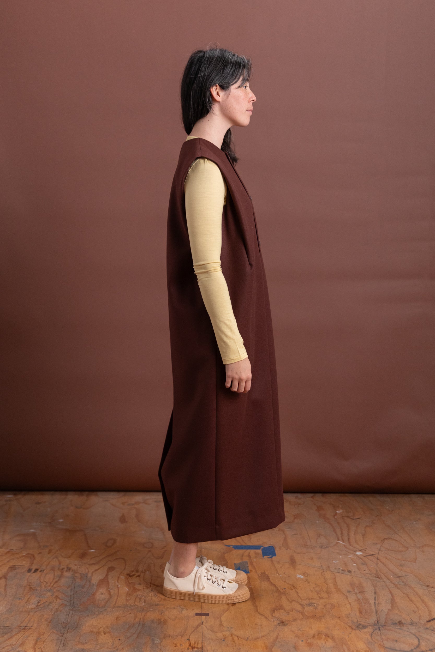 LIGHT MELTON SLEEVELESS DRESS IN BORDEAUX