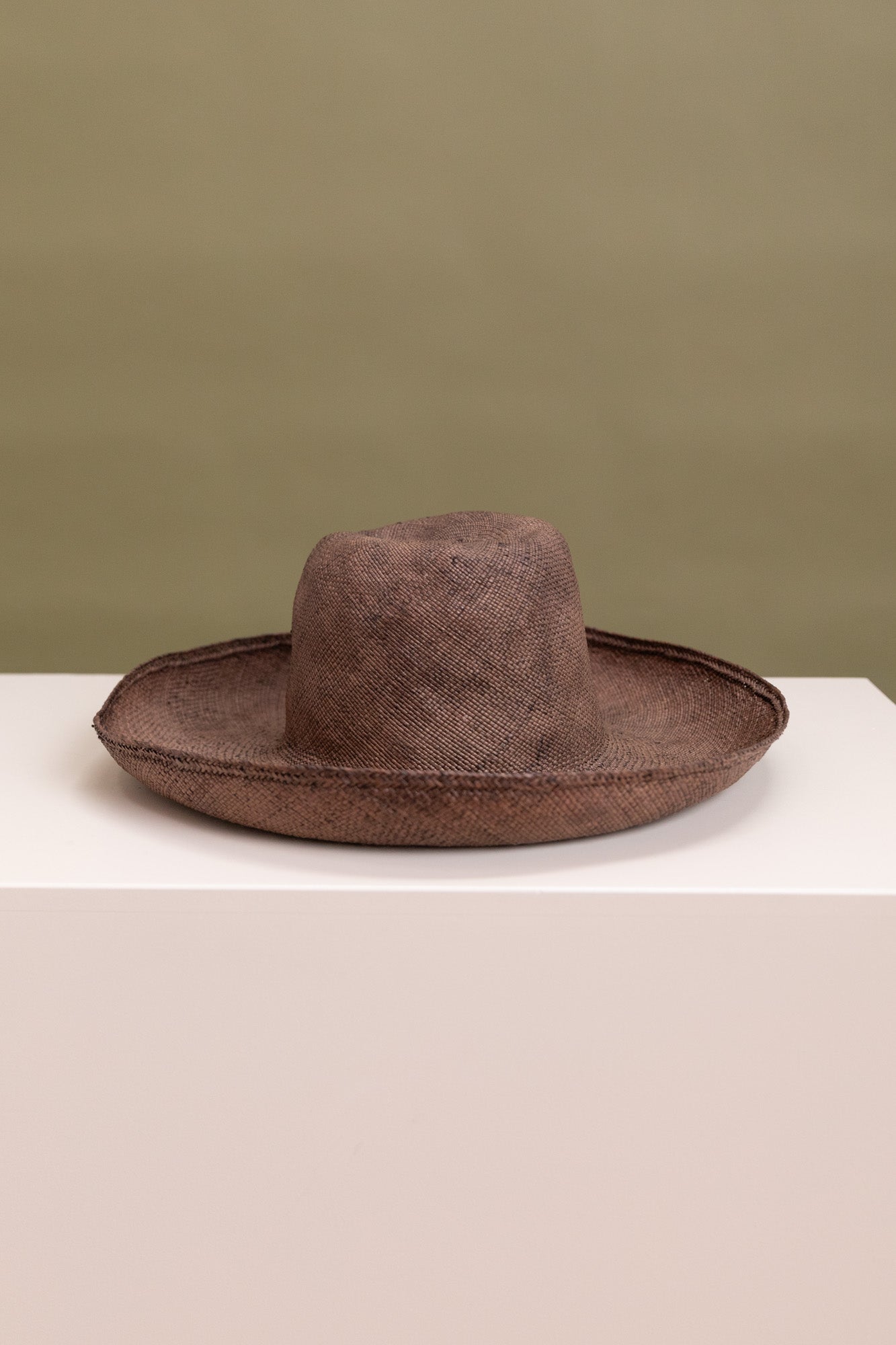 THE LOUNGE HAT IN WALNUT DYED PANAMA STRAW