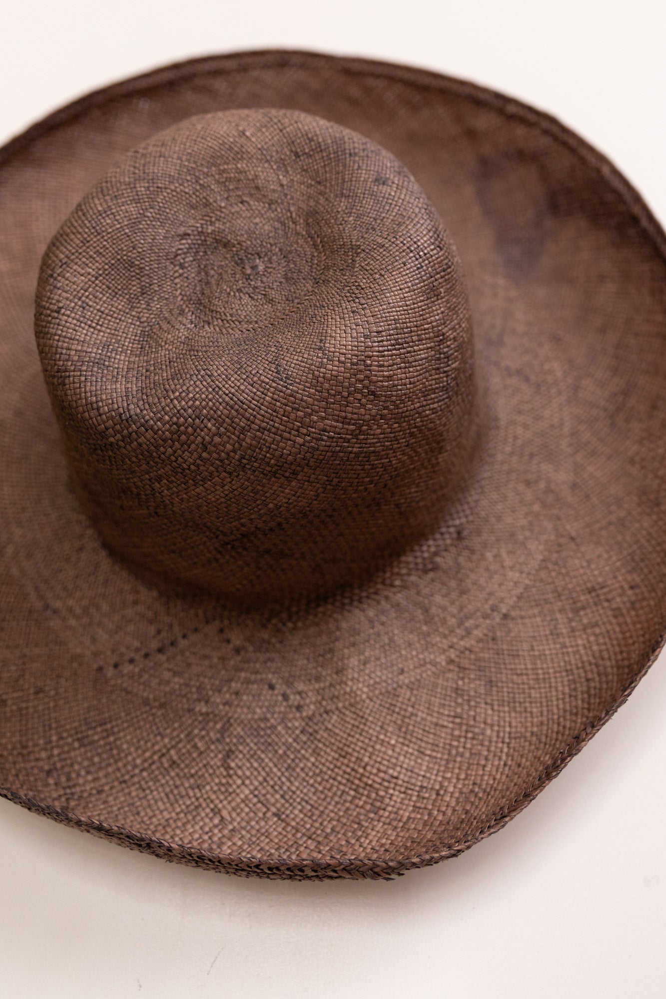 THE LOUNGE HAT IN WALNUT DYED PANAMA STRAW