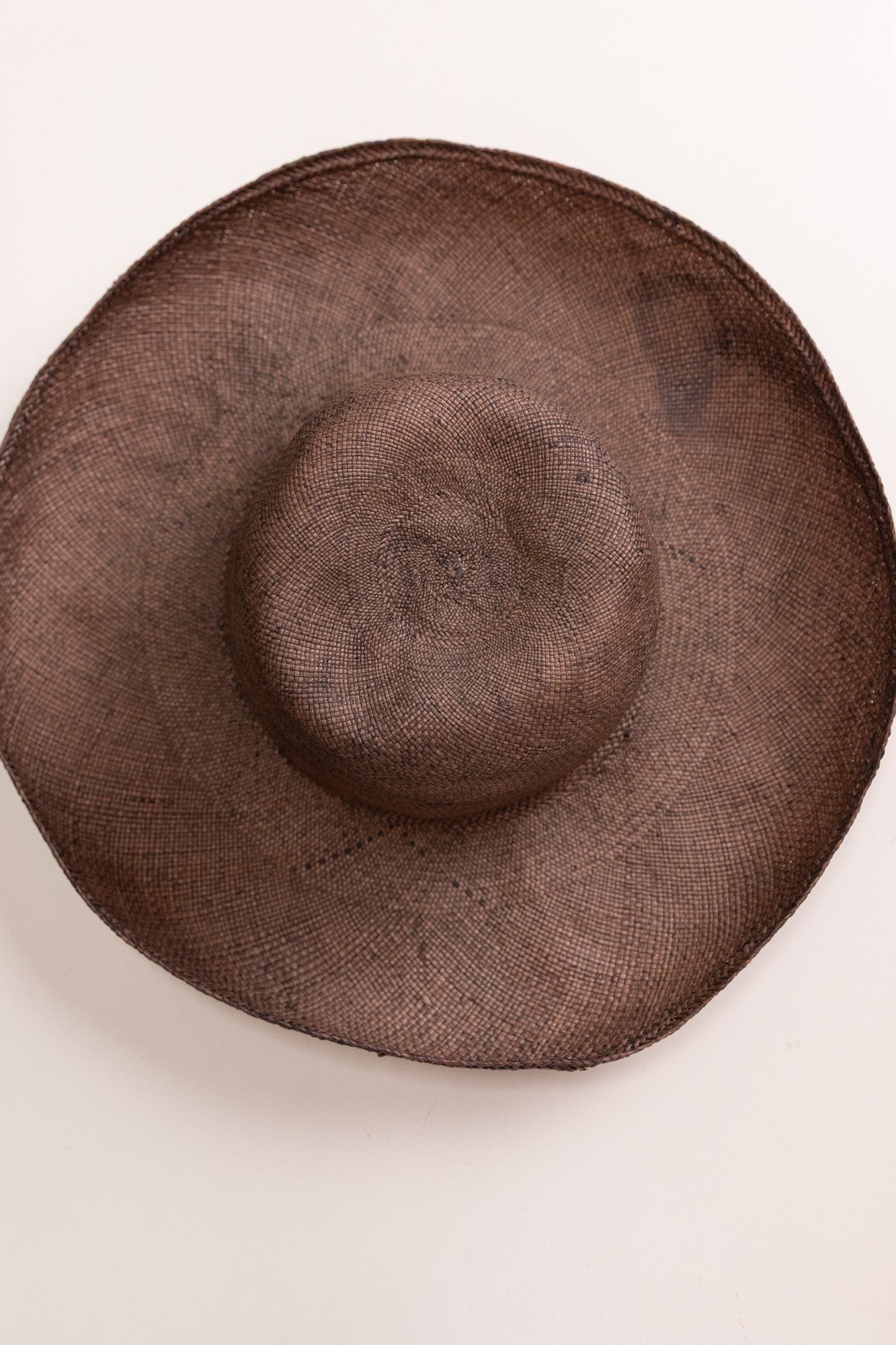 THE LOUNGE HAT IN WALNUT DYED PANAMA STRAW