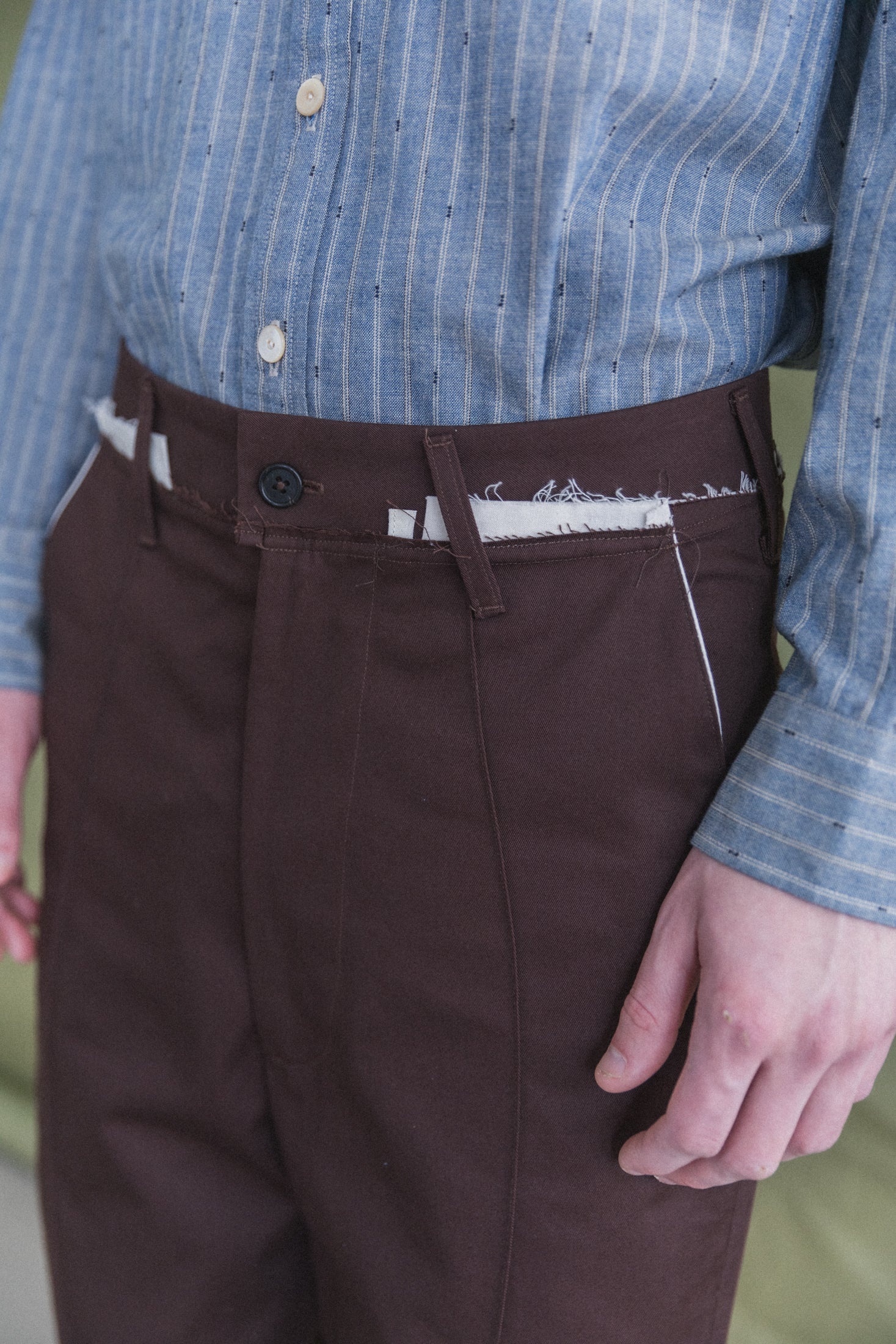 SLACK PANTS IN BROWN