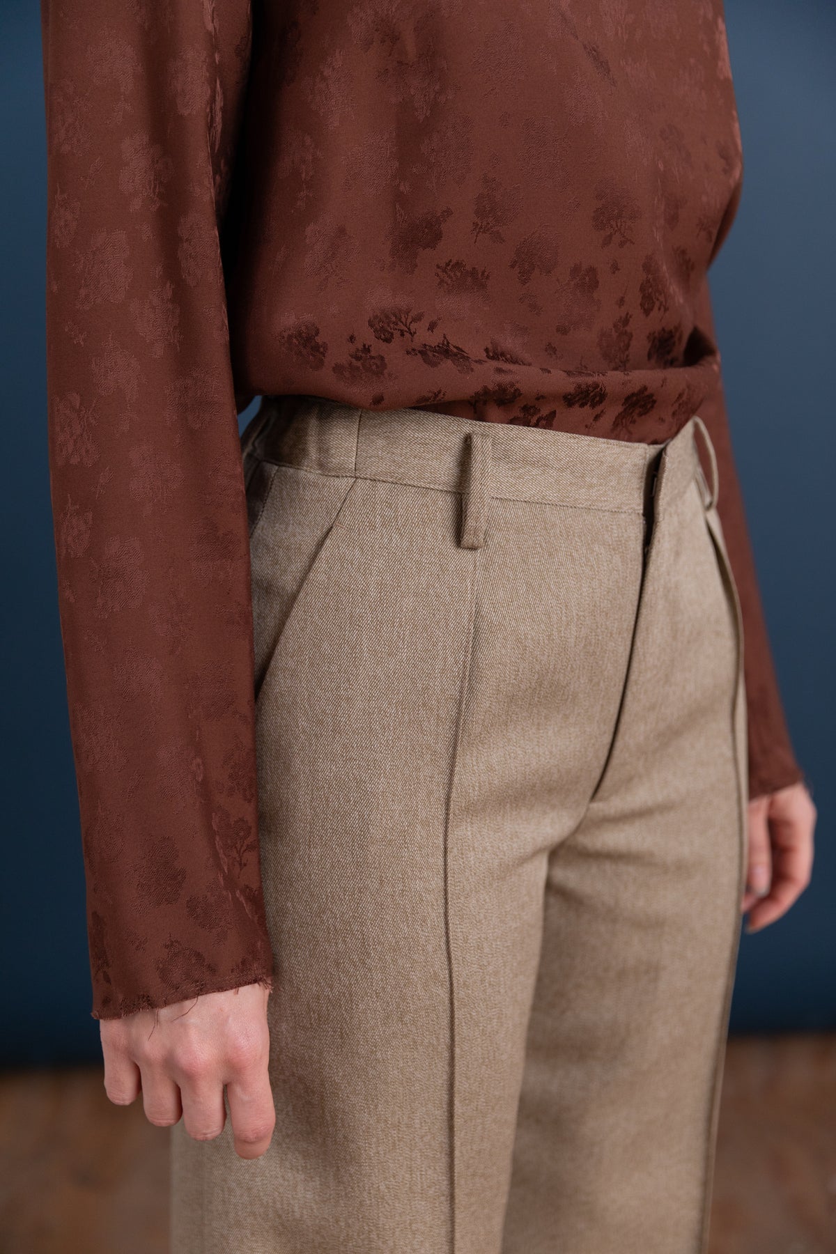 ONE-TUCK BAGGY TROUSERS IN BEIGE WOOL MOHAIR