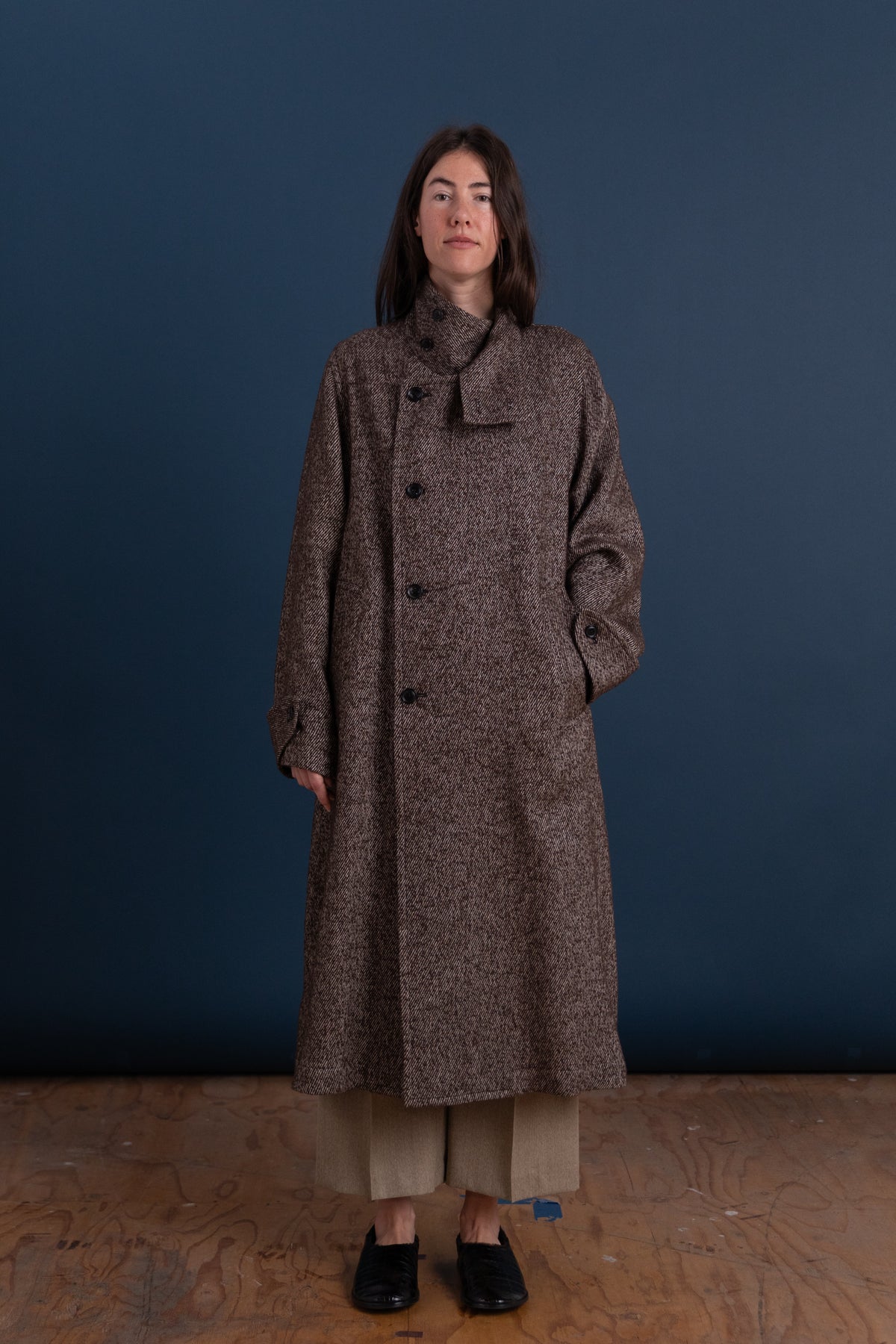 STAND COLLAR COAT IN BROWN WOOL