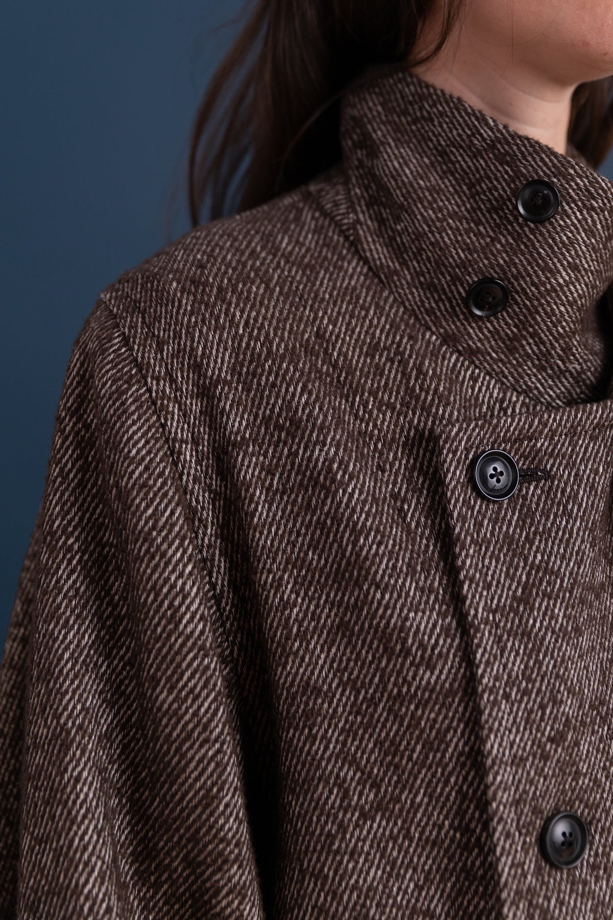 STAND COLLAR COAT IN BROWN WOOL