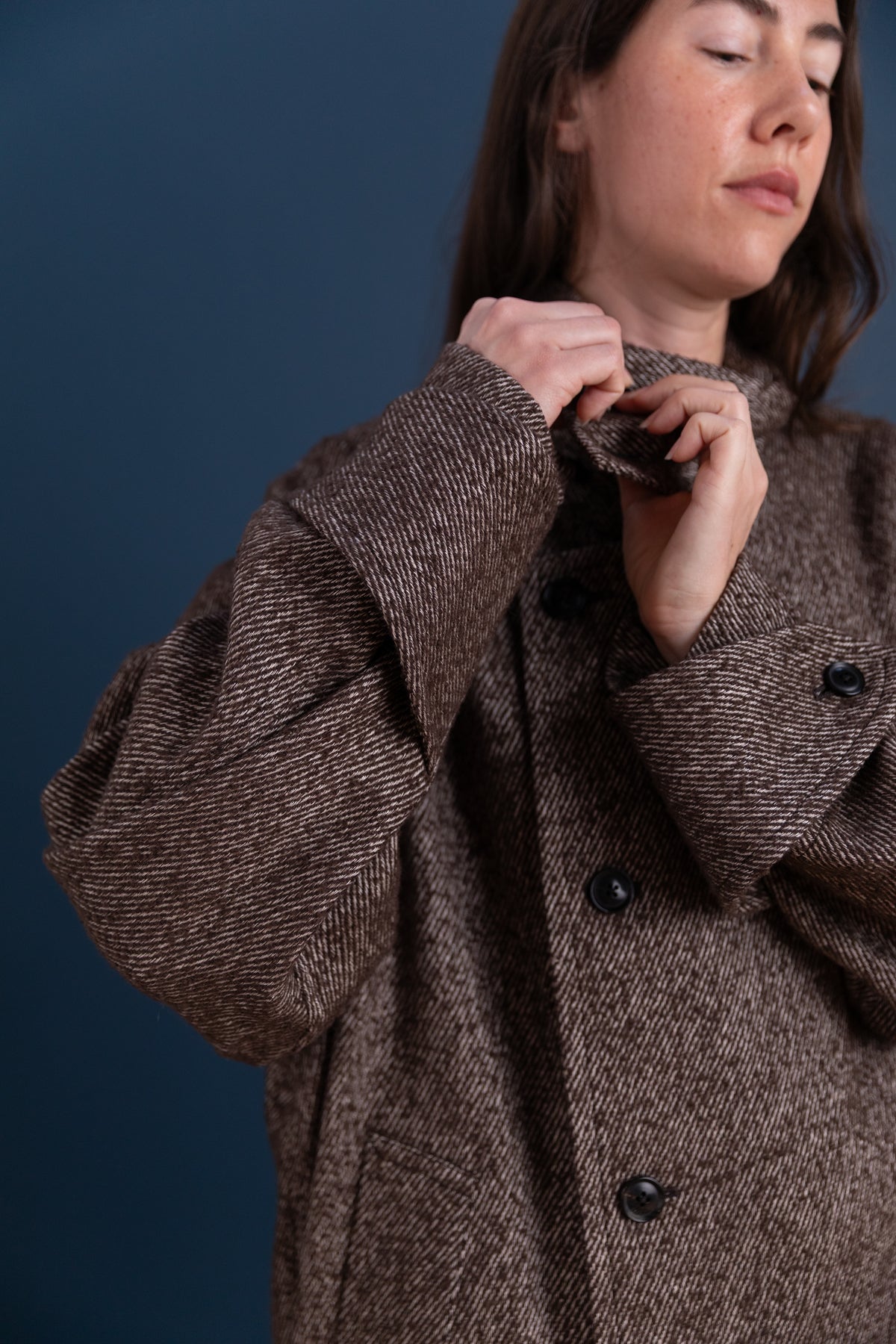 STAND COLLAR COAT IN BROWN WOOL