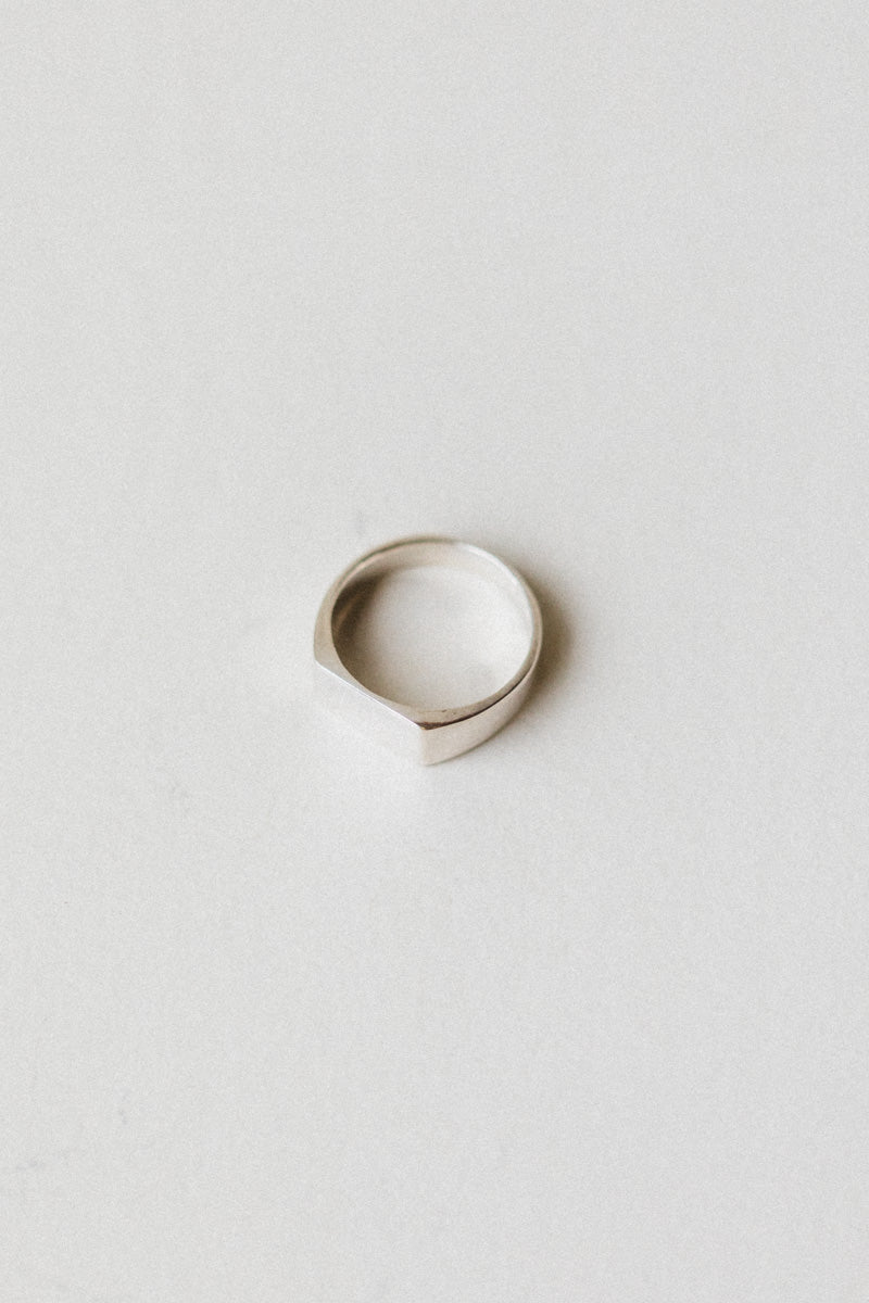 NIKO SIGNET RING IN SILVER