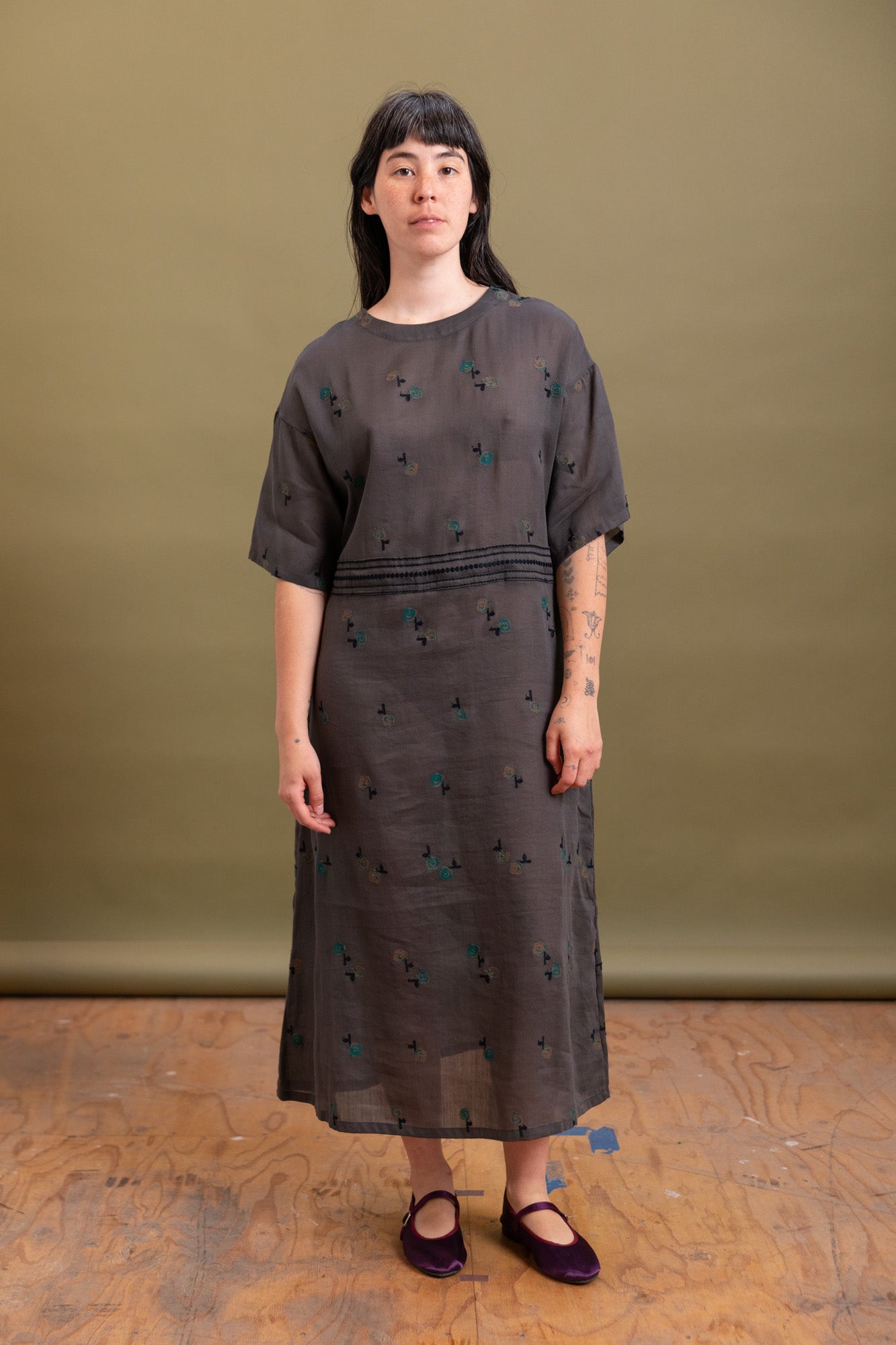EMBROIDERY DRESS IN CHARCOAL COTTON/RAMIE