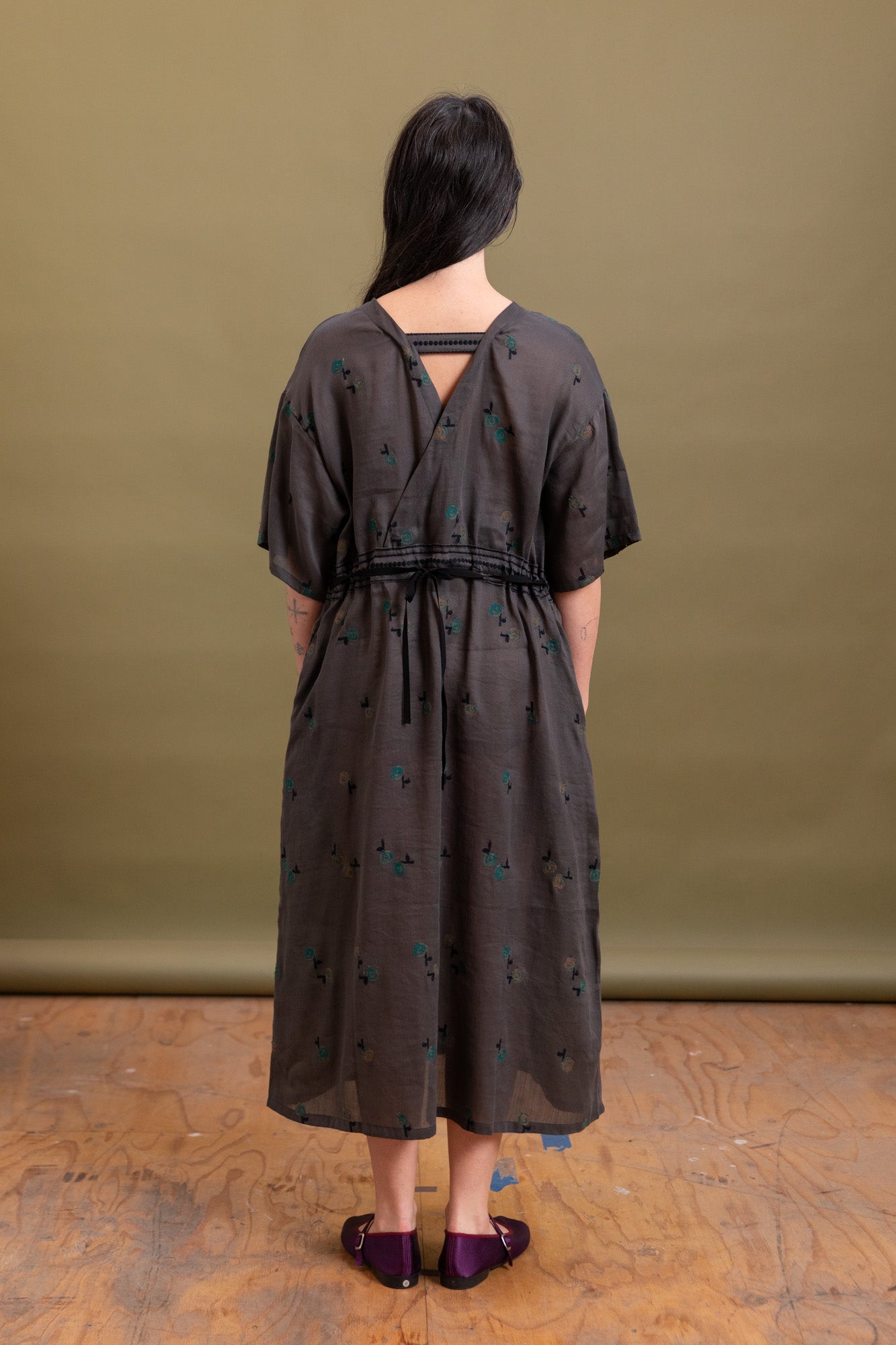 EMBROIDERY DRESS IN CHARCOAL COTTON/RAMIE