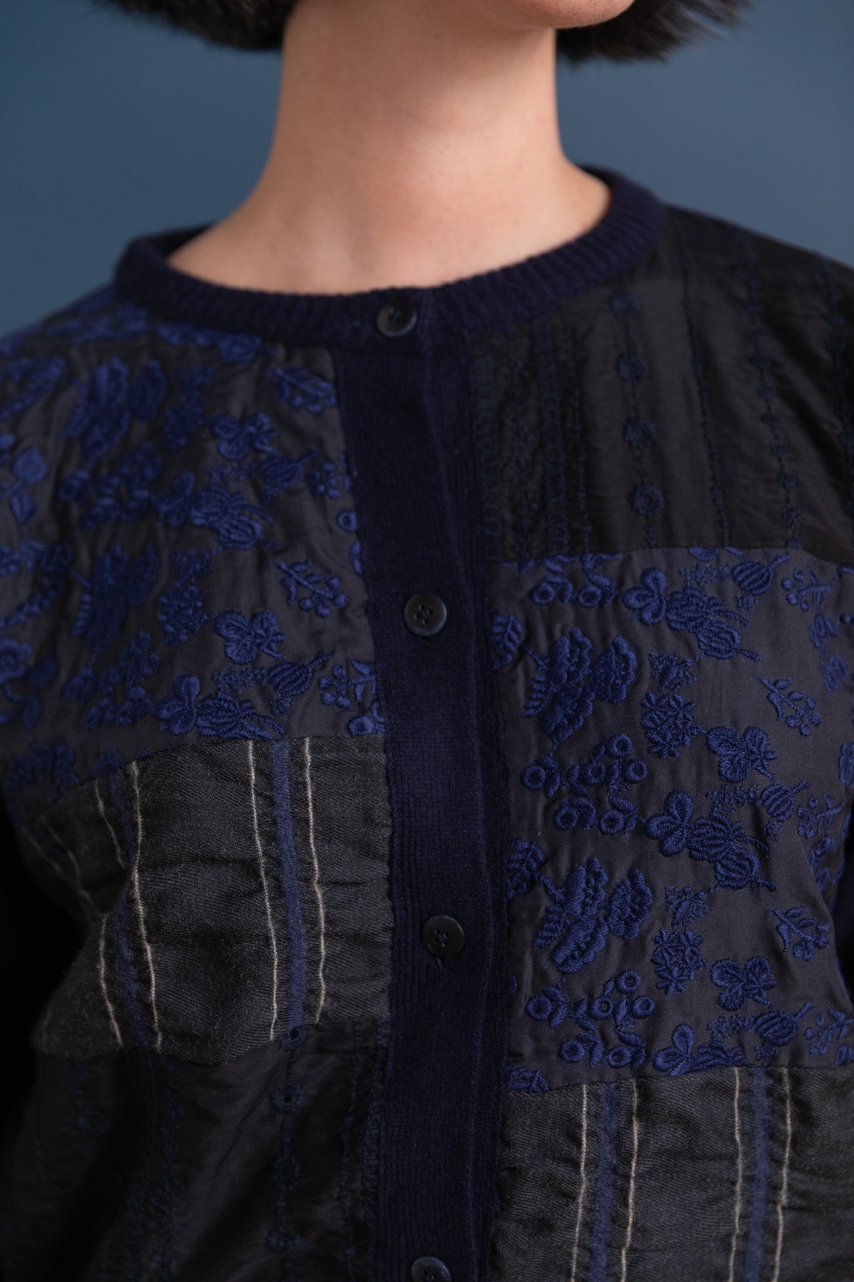 EMBROIDERY FABRIC PATCHWORK CARDIGAN IN NAVY