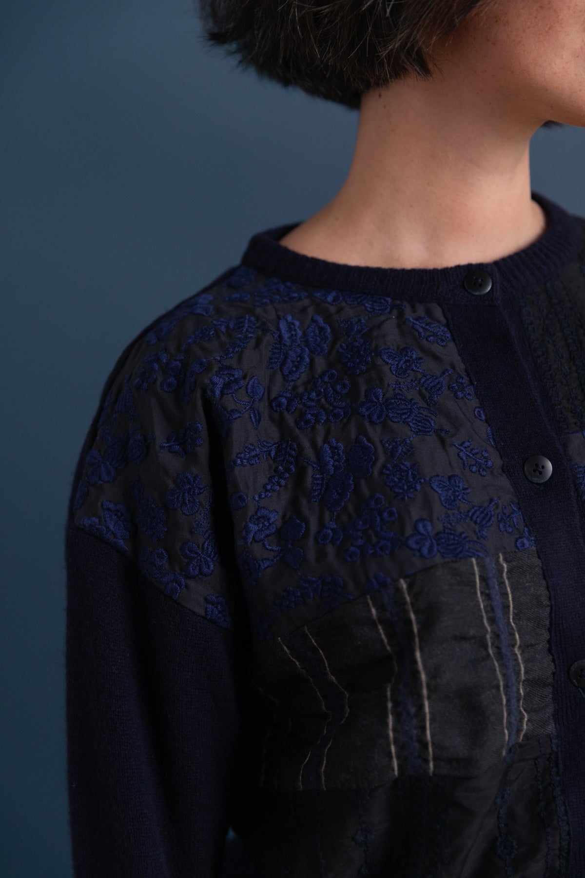 EMBROIDERY FABRIC PATCHWORK CARDIGAN IN NAVY