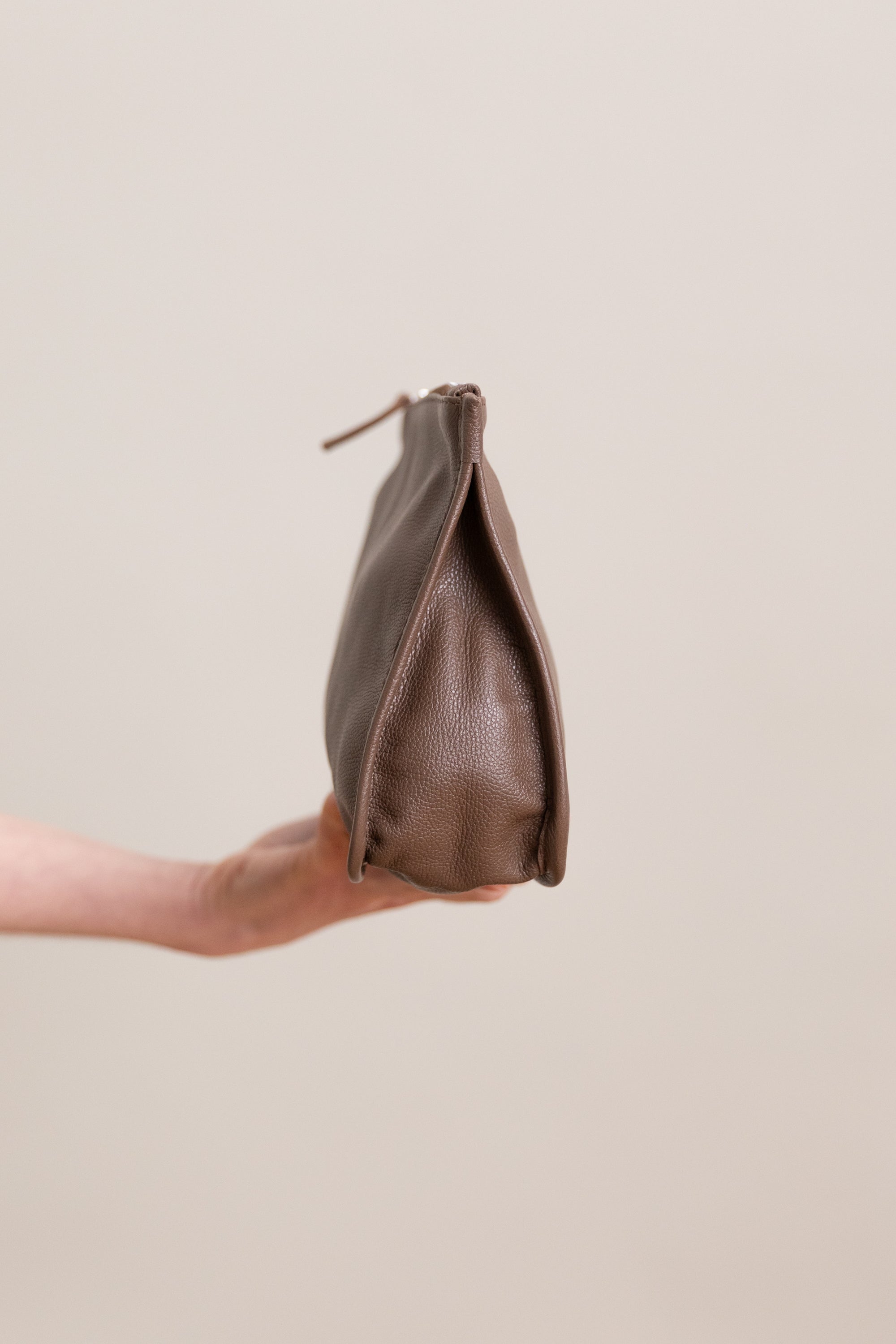 LARGE GIA POUCH IN TOBACCO