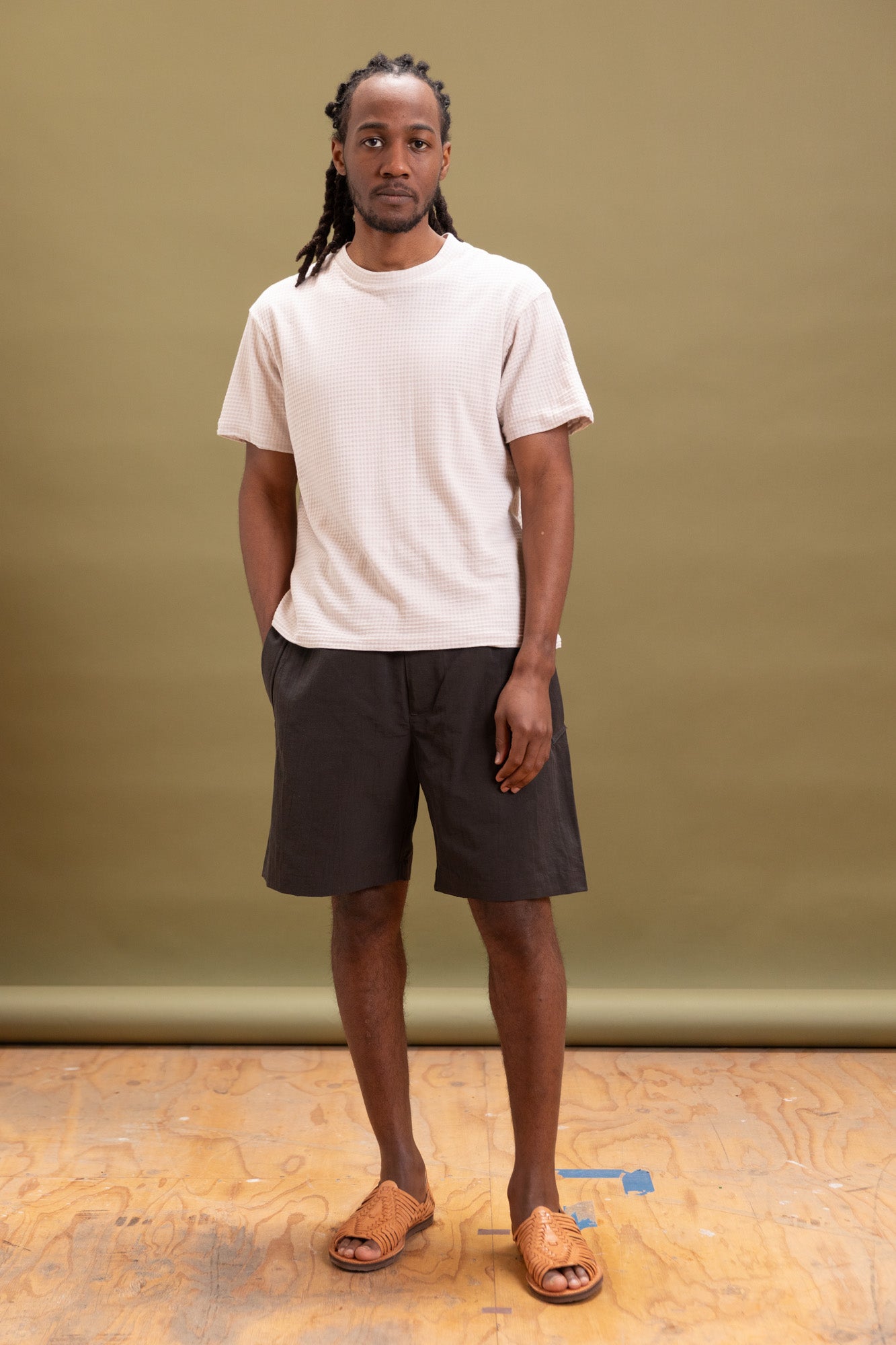 TERRA S SHORTS IN CHARCOAL LINEN/NYLON BLEND