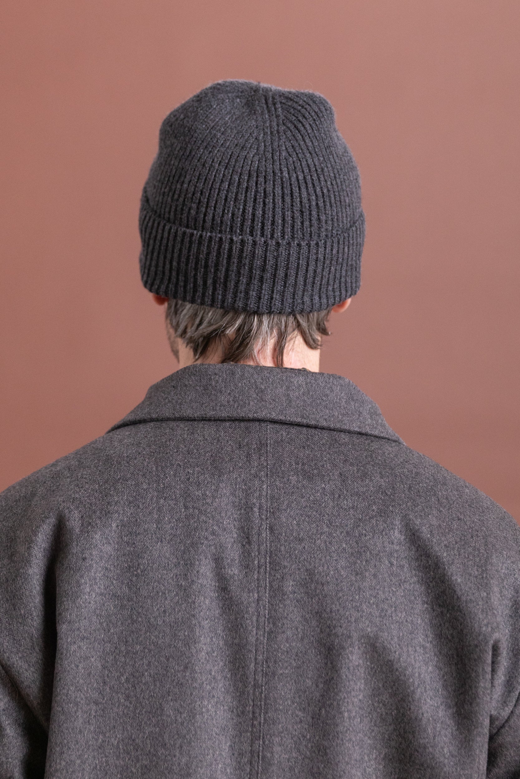VICKO BEANIE IN CHARCOAL