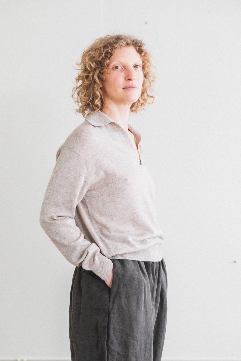 SUPER FINE CASHMERE SILK KNIT SKIPPER POLO IN TOP BEIGE