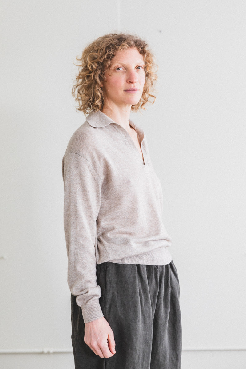 SUPER FINE CASHMERE SILK KNIT SKIPPER POLO IN TOP BEIGE