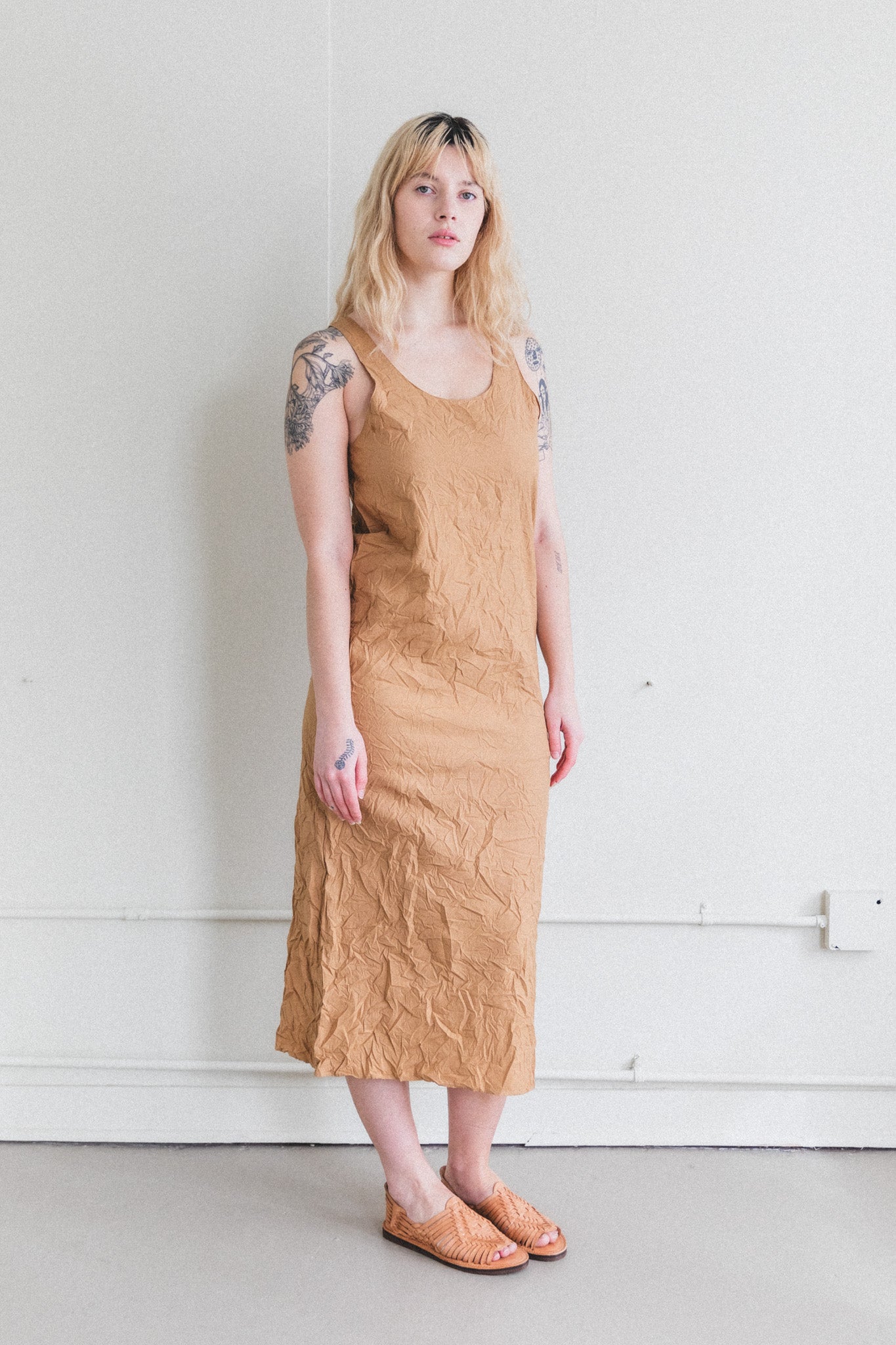 WRINKLED WASHED FINX TWILL DRESS IN BROWN