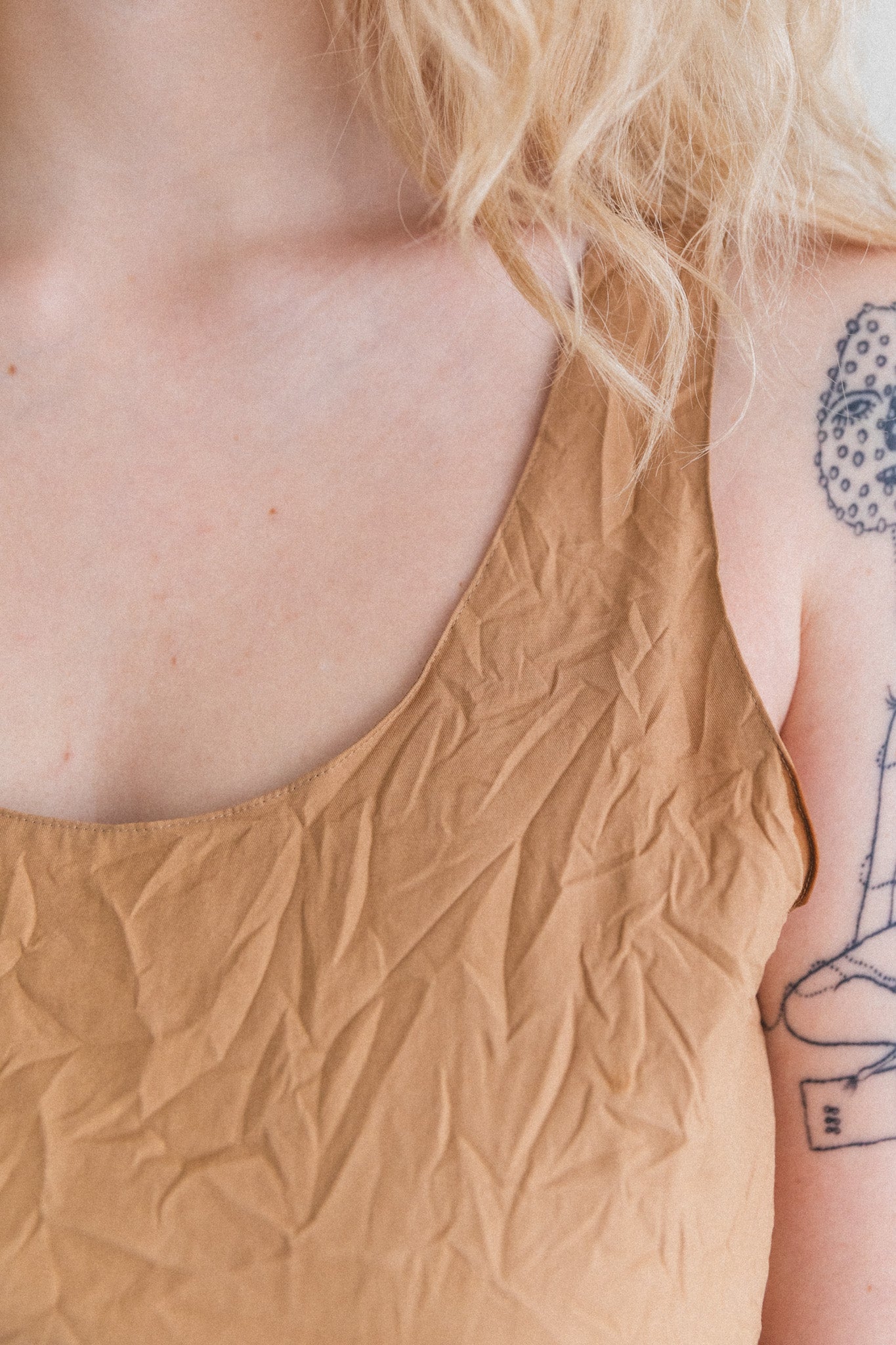 WRINKLED WASHED FINX TWILL DRESS IN BROWN