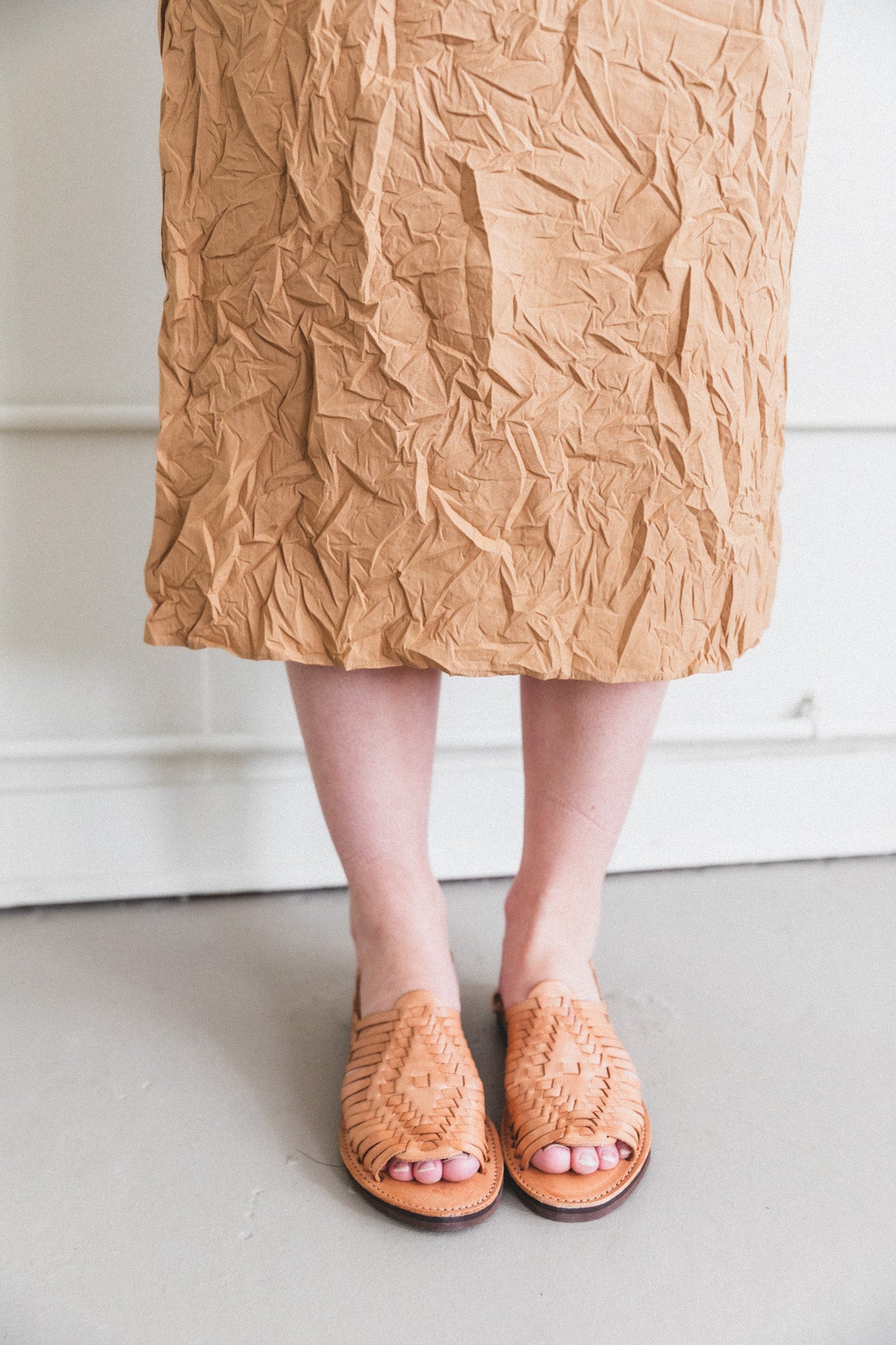 WRINKLED WASHED FINX TWILL DRESS IN BROWN