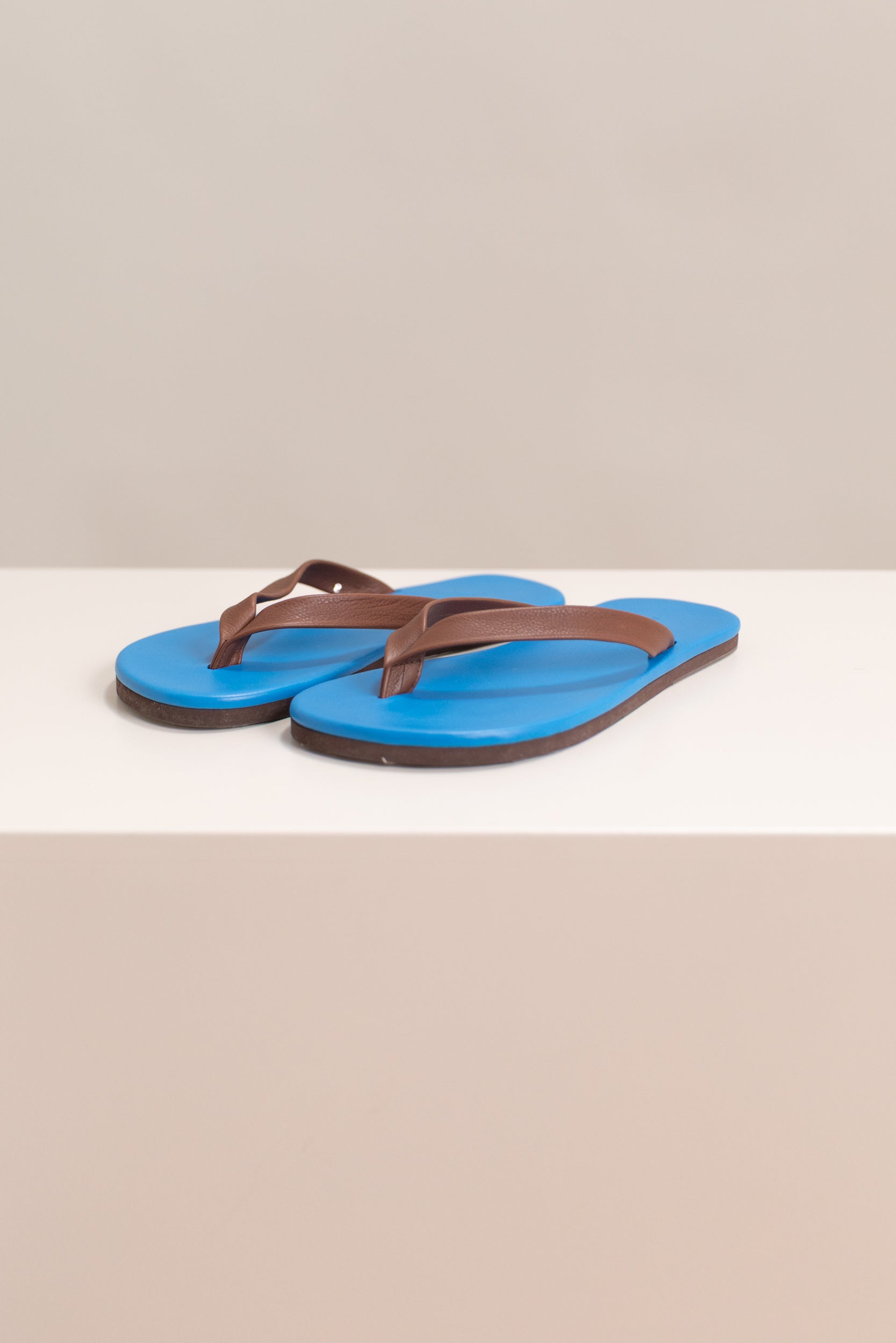 SOFT LEATHER FLIP-FLOPS IN BLUE & BROWN