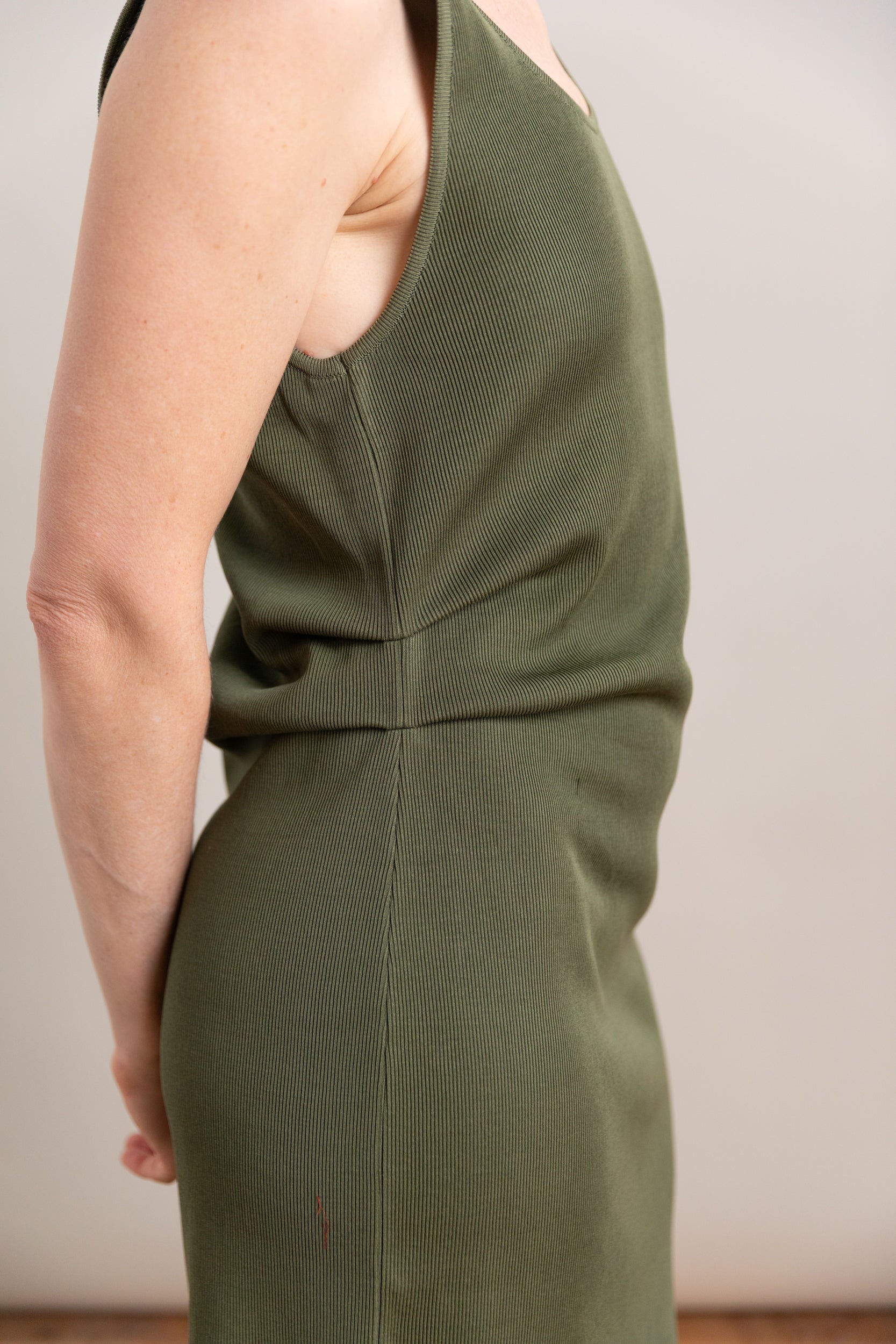 HIGH GAUGE TUCK RIB KNIT DRESS IN DARK OLIVE