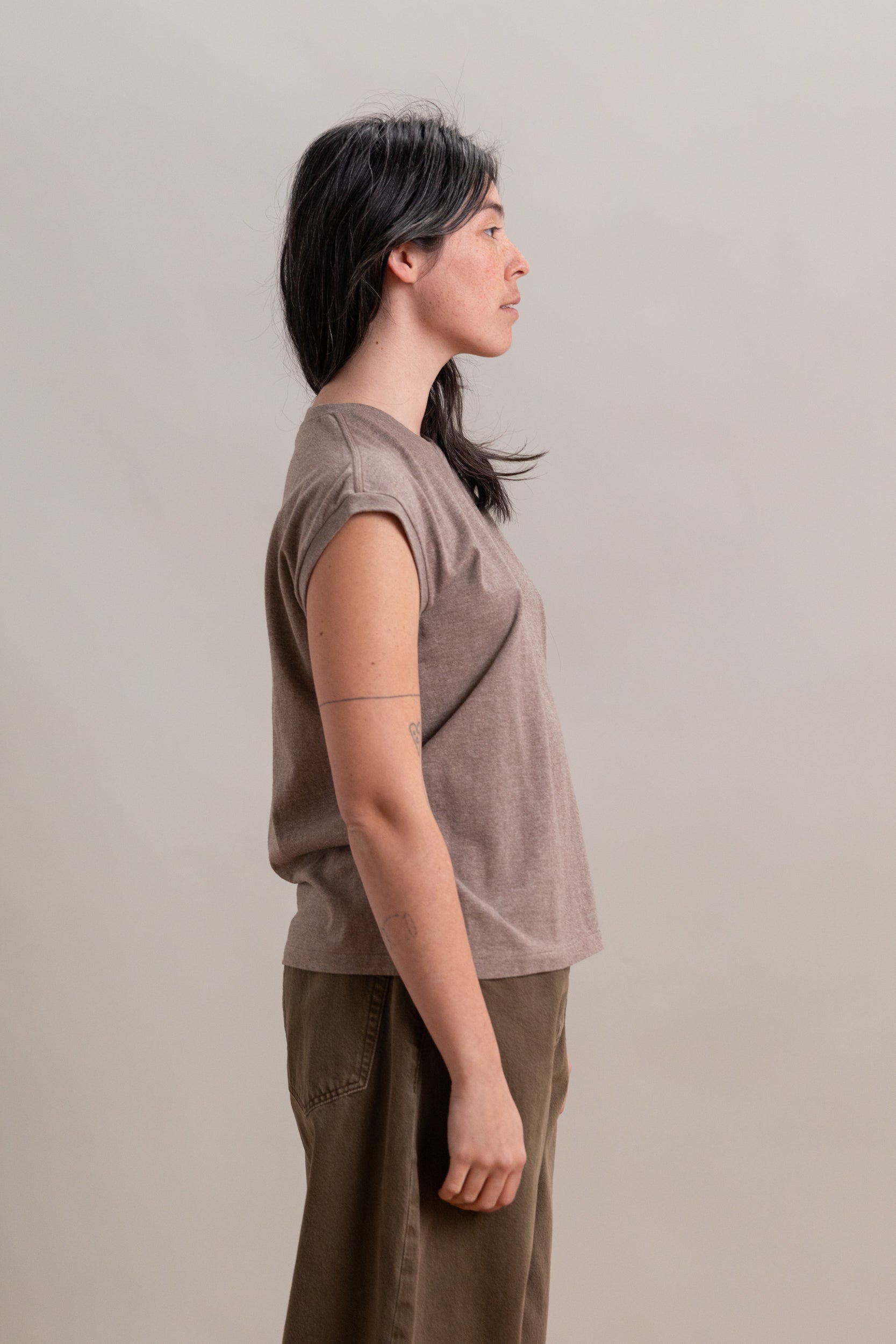 SLEEVELESS SEAMLESS CREWNECK IN TOP BROWN