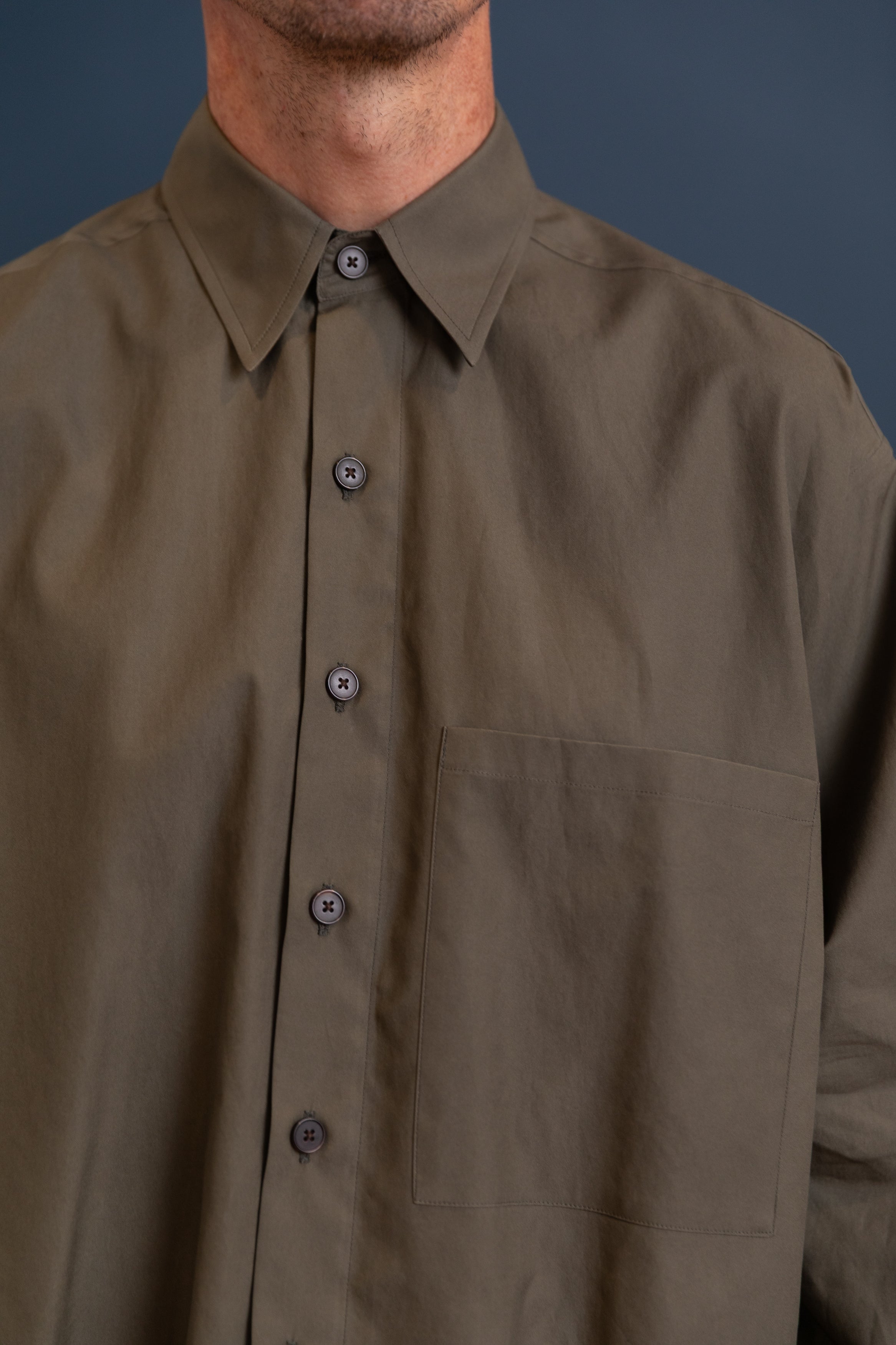 WASHED FINX TWILL BIG SHIRT IN DARK OLIVE