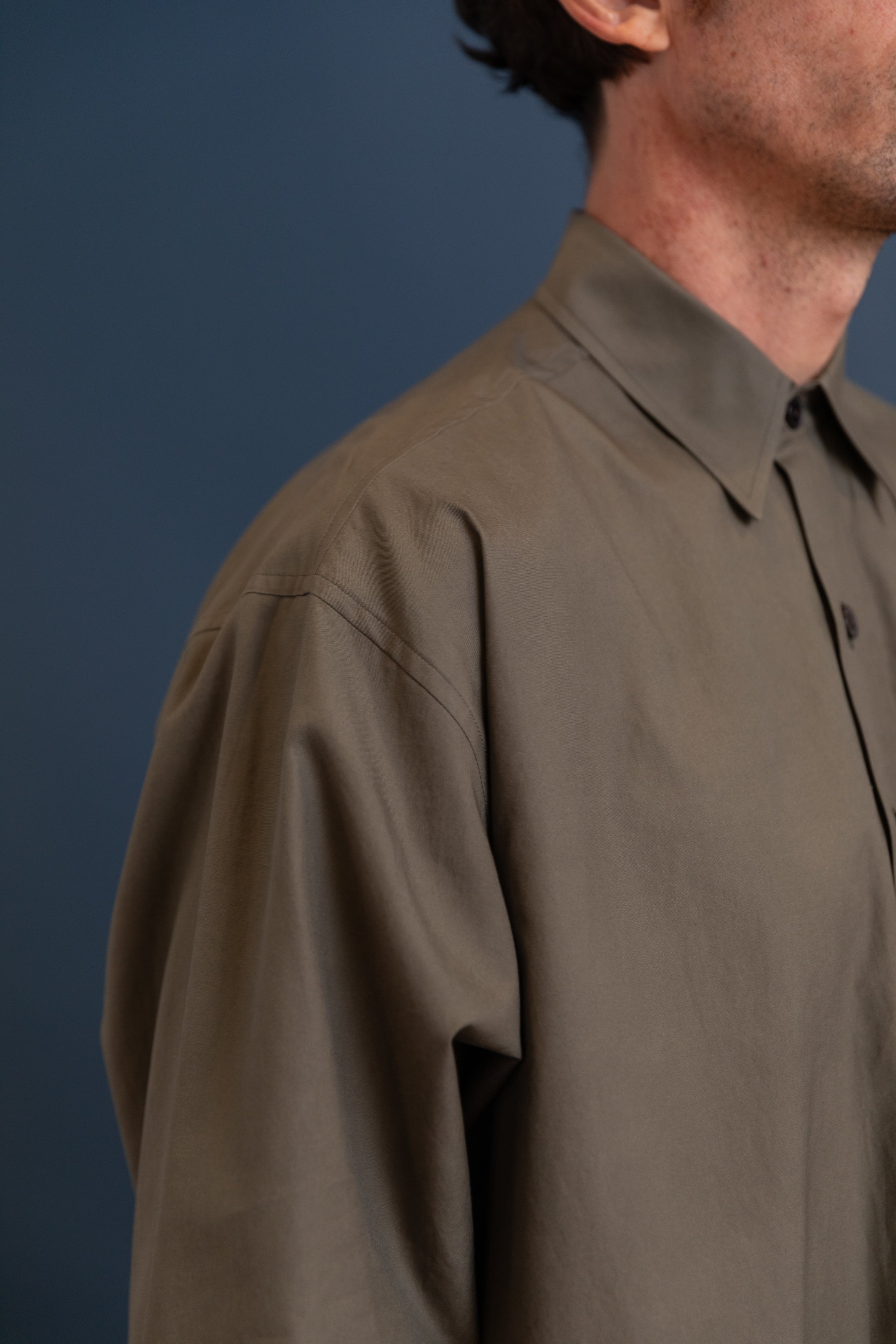 WASHED FINX TWILL BIG SHIRT IN DARK OLIVE