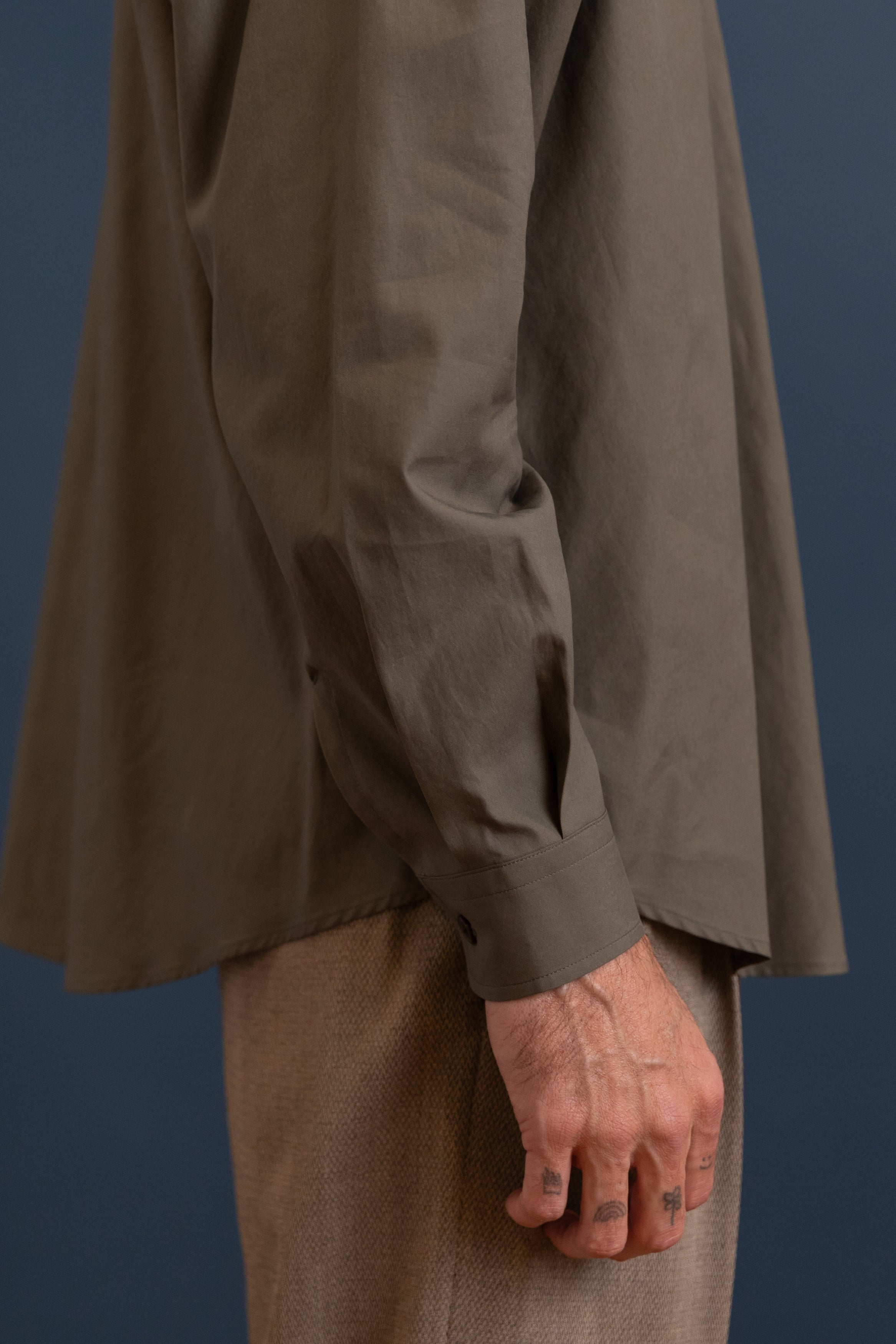 WASHED FINX TWILL BIG SHIRT IN DARK OLIVE