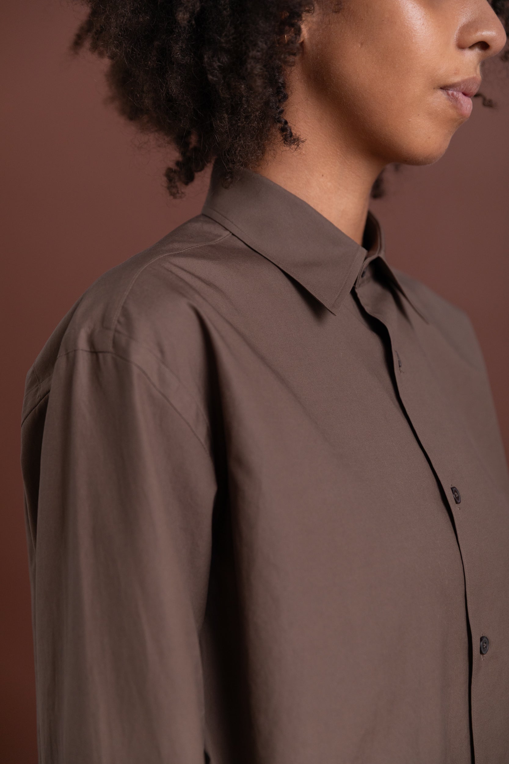 WASHED FINX TWILL SHIRT IN BROWN