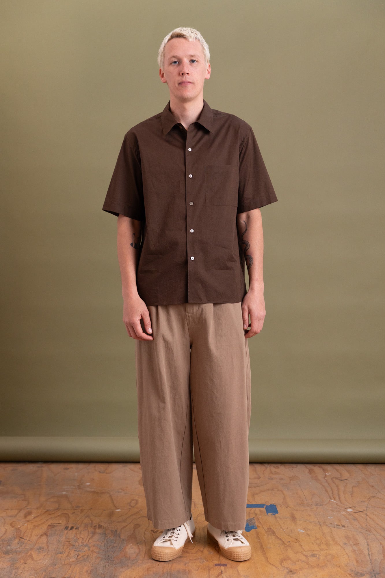 WASHED FINX TYPEWRITER OPEN COLLAR SHIRT IN DARK BROWN