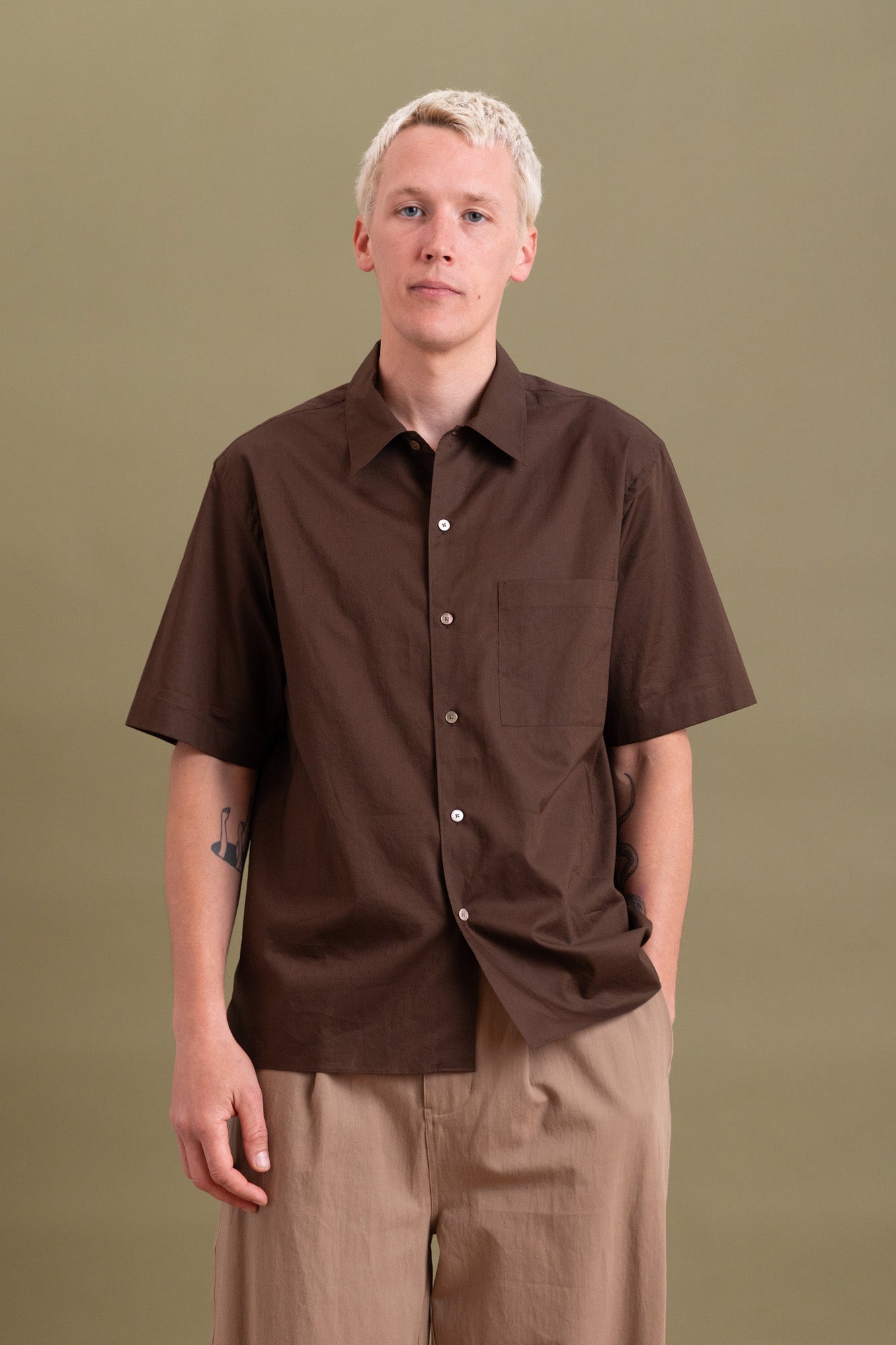 WASHED FINX TYPEWRITER OPEN COLLAR SHIRT IN DARK BROWN