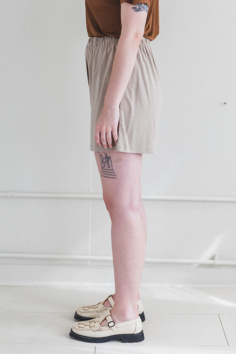 DOMOND SHORTS IN ACACIA BROWN WILD SILK