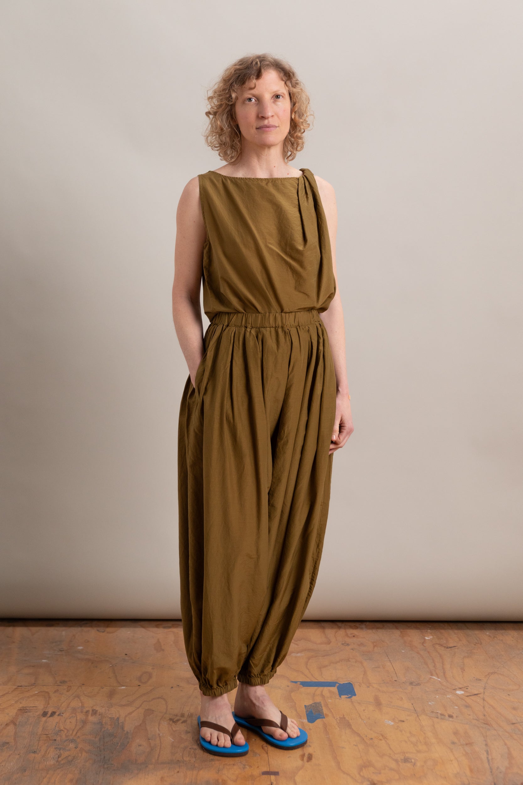 AKARI PANTS IN DARK OLIVE