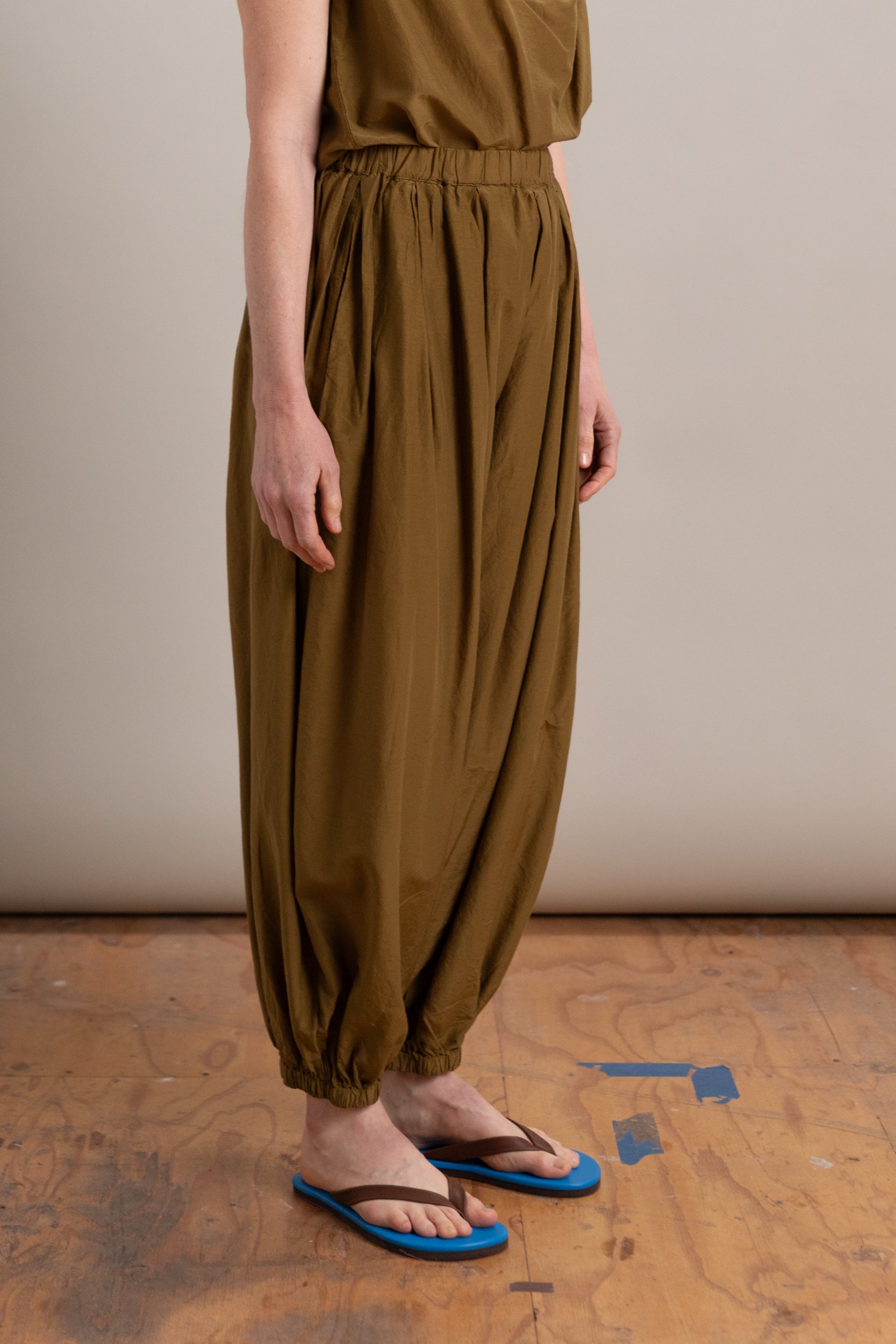 AKARI PANTS IN DARK OLIVE
