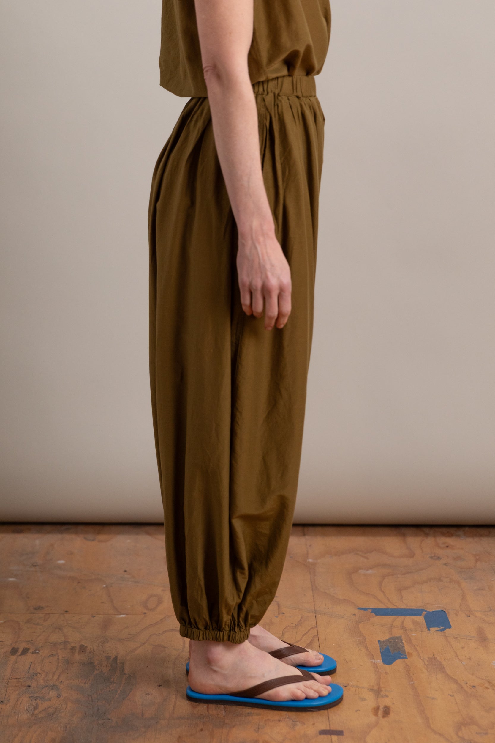 AKARI PANTS IN DARK OLIVE