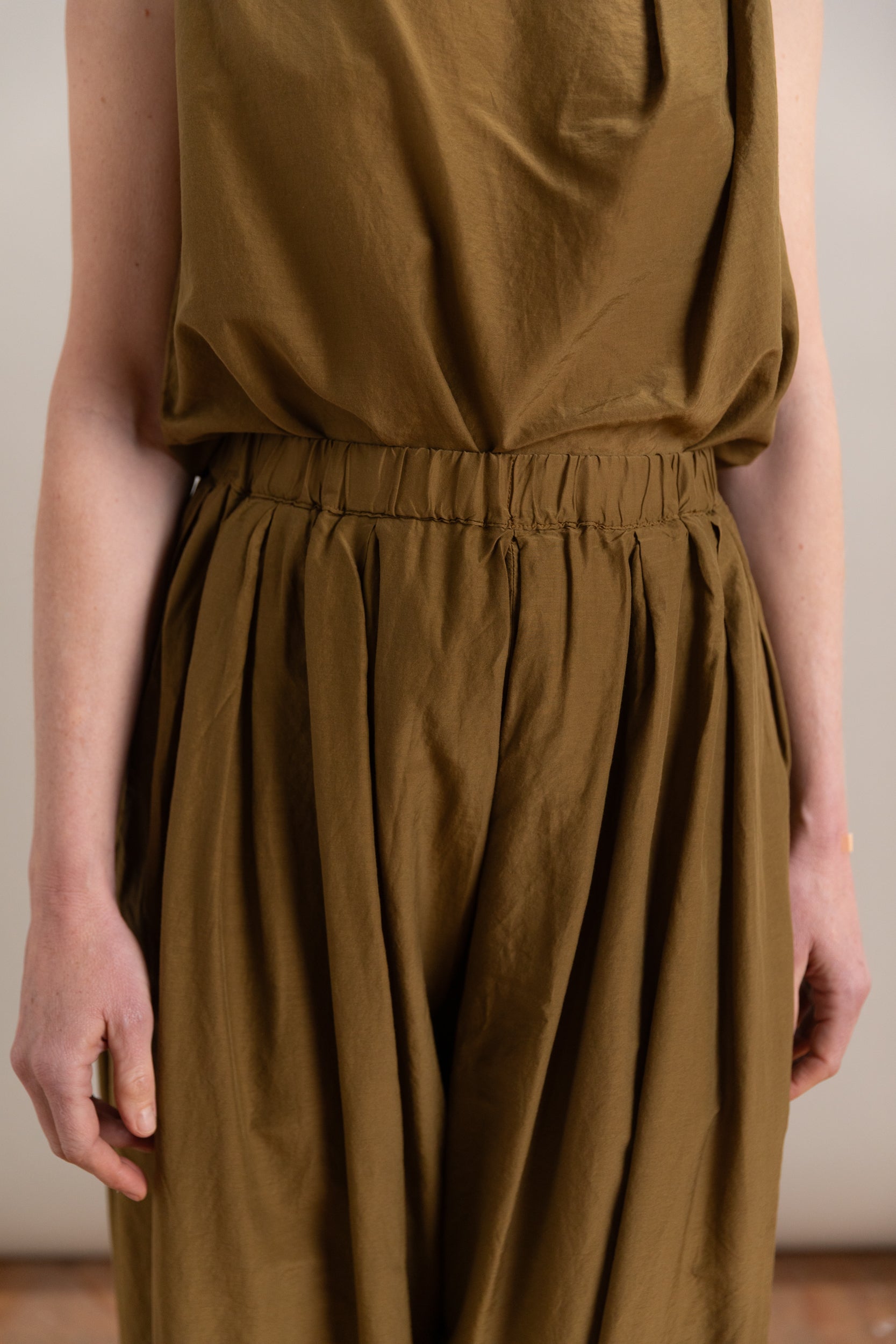 AKARI PANTS IN DARK OLIVE