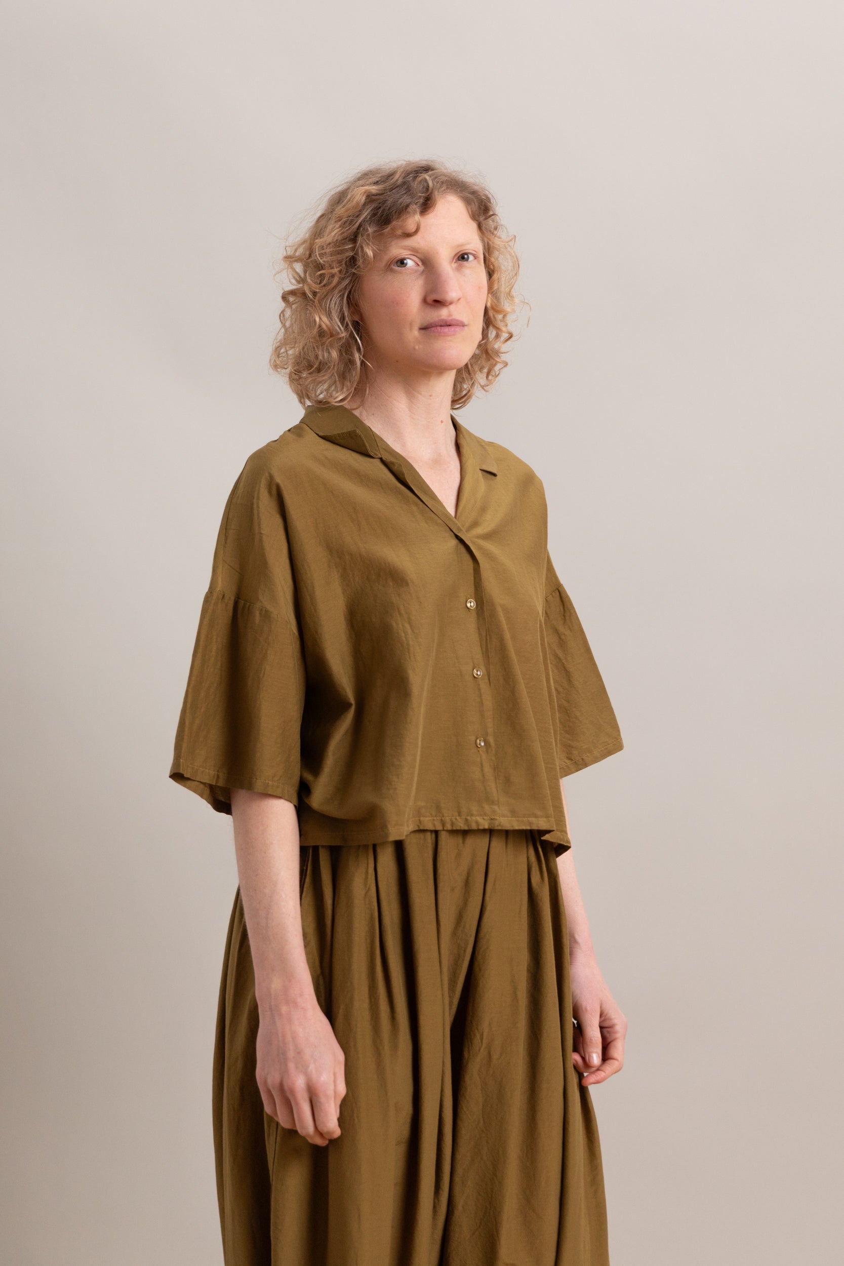 CROPPED SHIRT IN DARK OLIVE