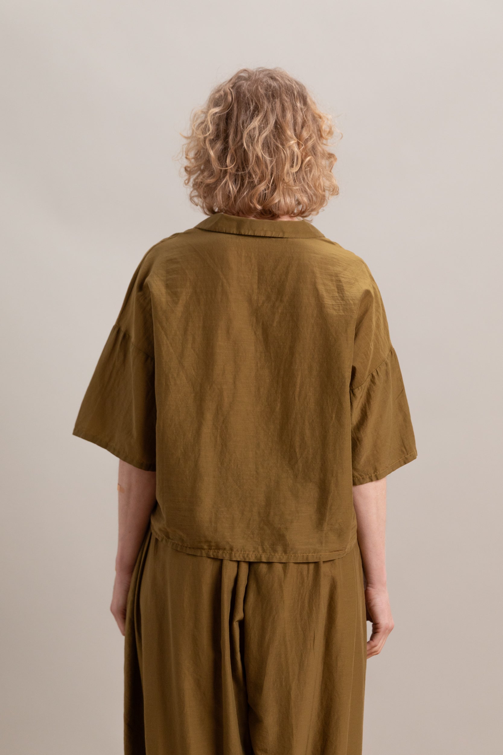 CROPPED SHIRT IN DARK OLIVE