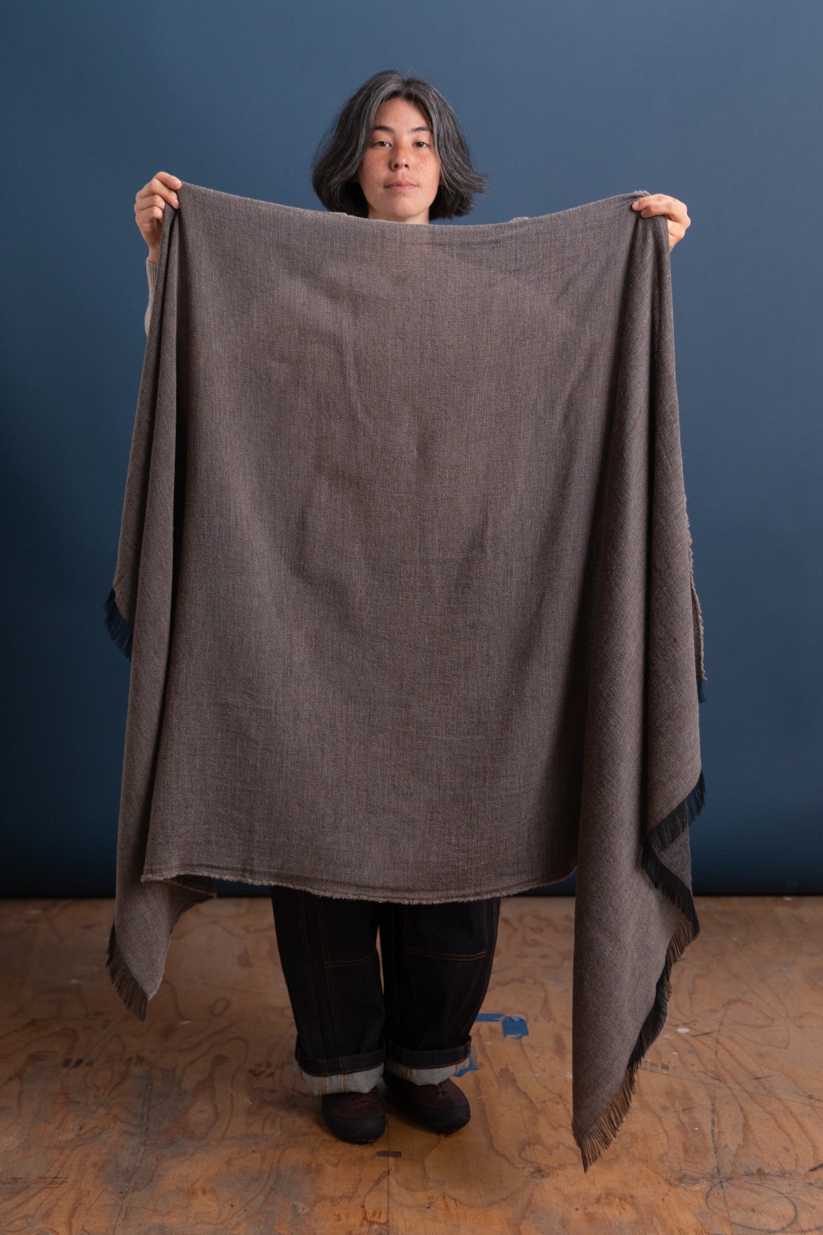 LIGHT WOOL WIDE SCARF IN GREY