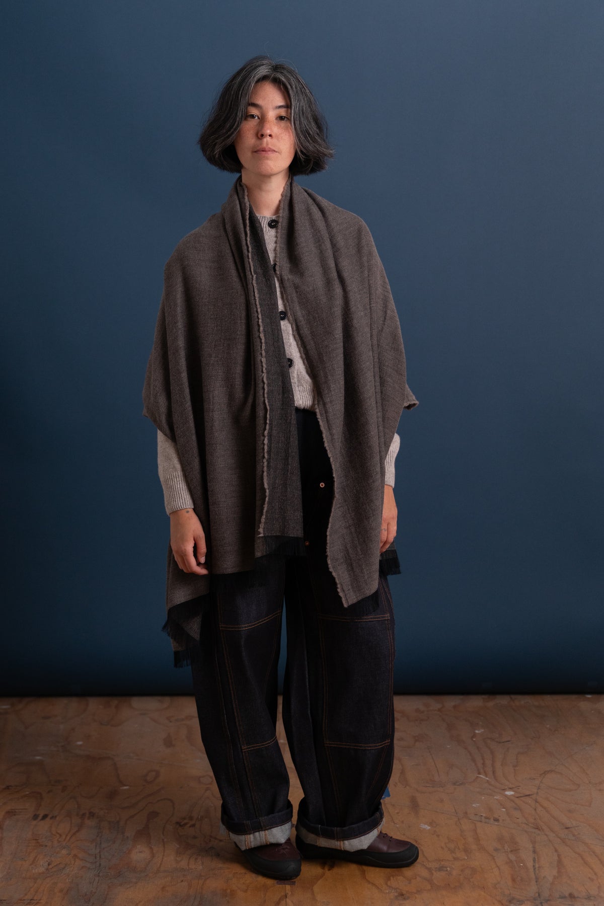 LIGHT WOOL WIDE SCARF IN GREY