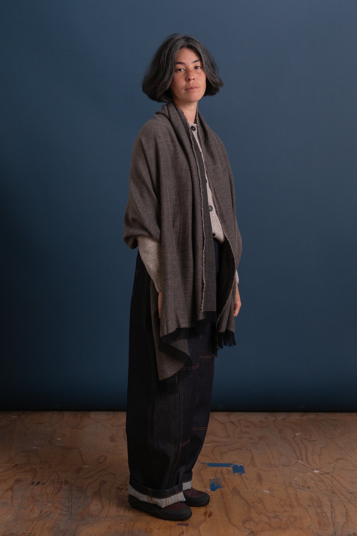 LIGHT WOOL WIDE SCARF IN GREY