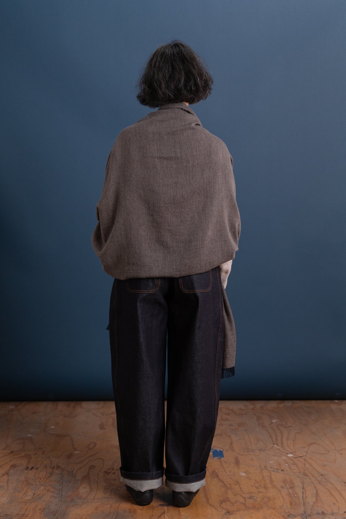 LIGHT WOOL WIDE SCARF IN GREY