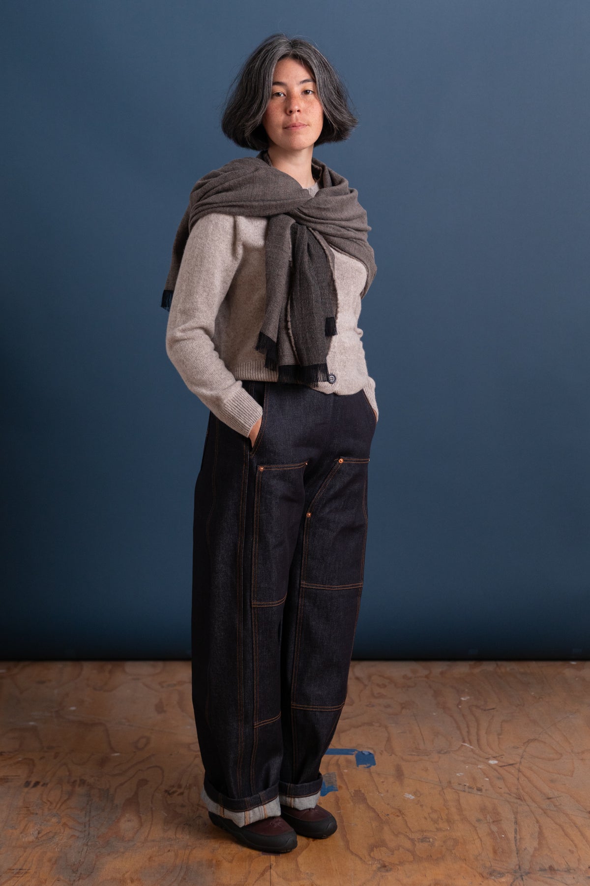 LIGHT WOOL WIDE SCARF IN GREY