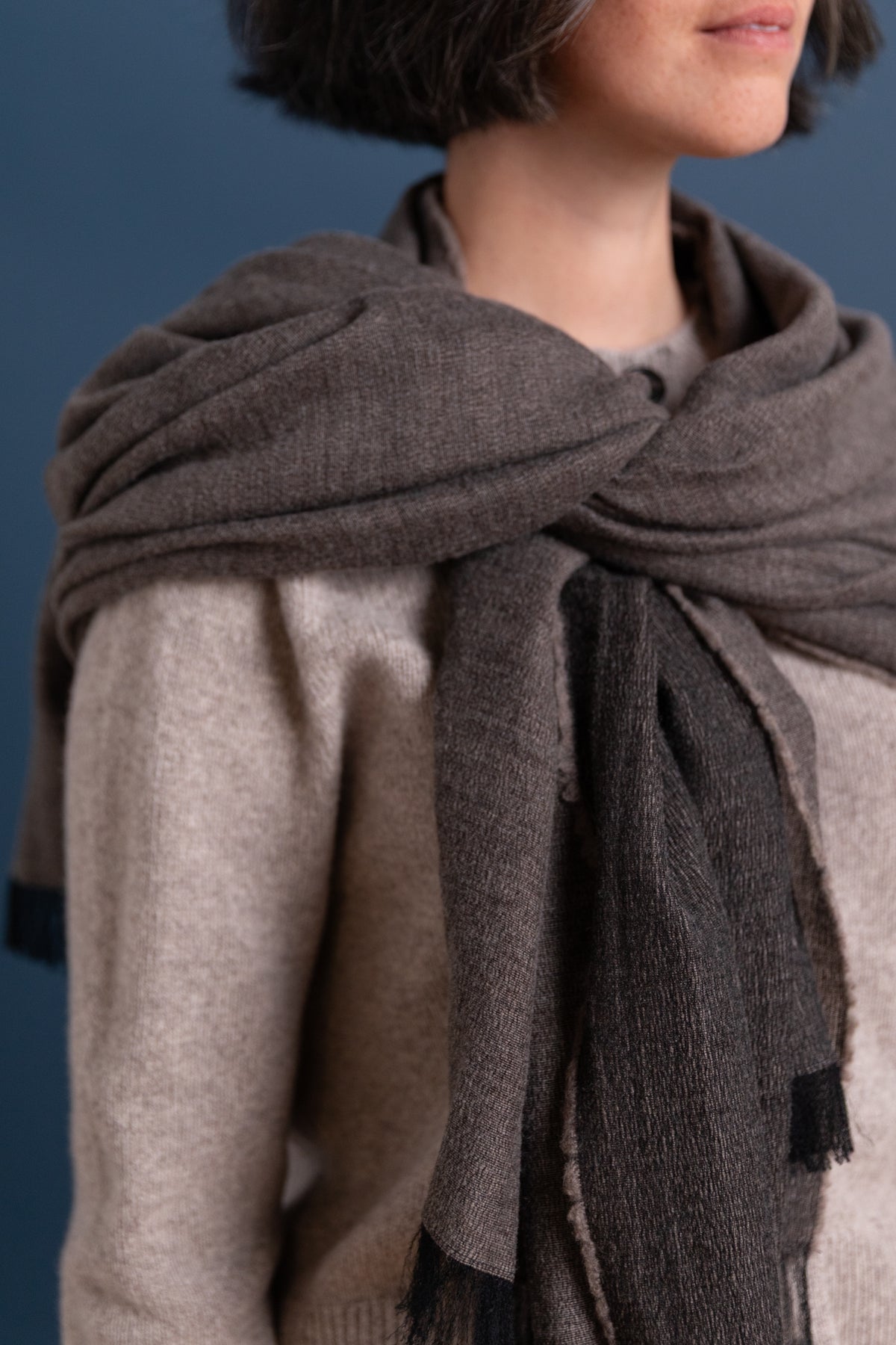 LIGHT WOOL WIDE SCARF IN GREY