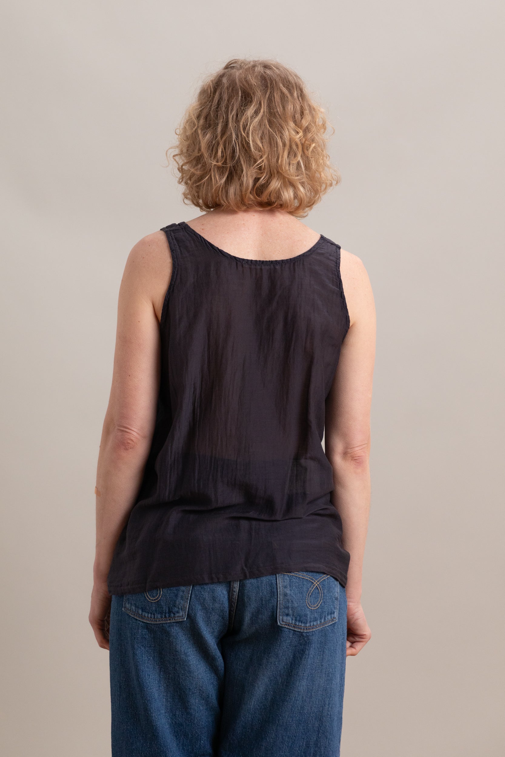 LOOSE TANK TOP IN FADED BLACK