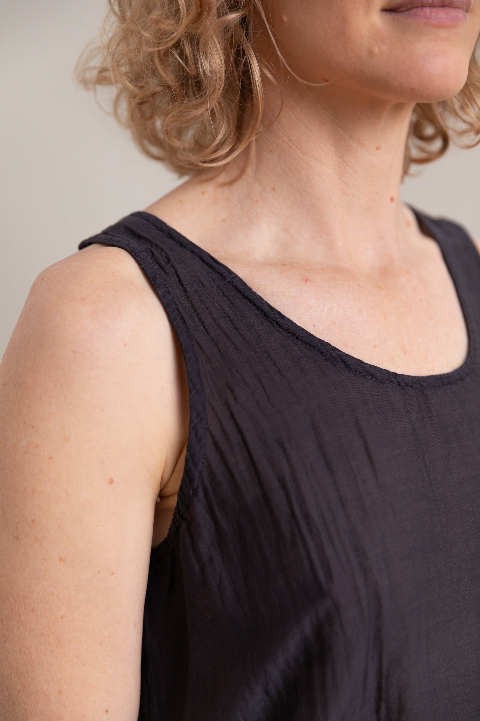 LOOSE TANK TOP IN FADED BLACK