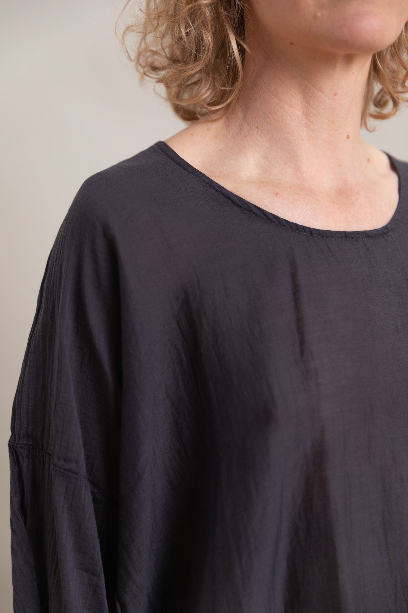 OVERSIZED TOP IN FADED BLACK